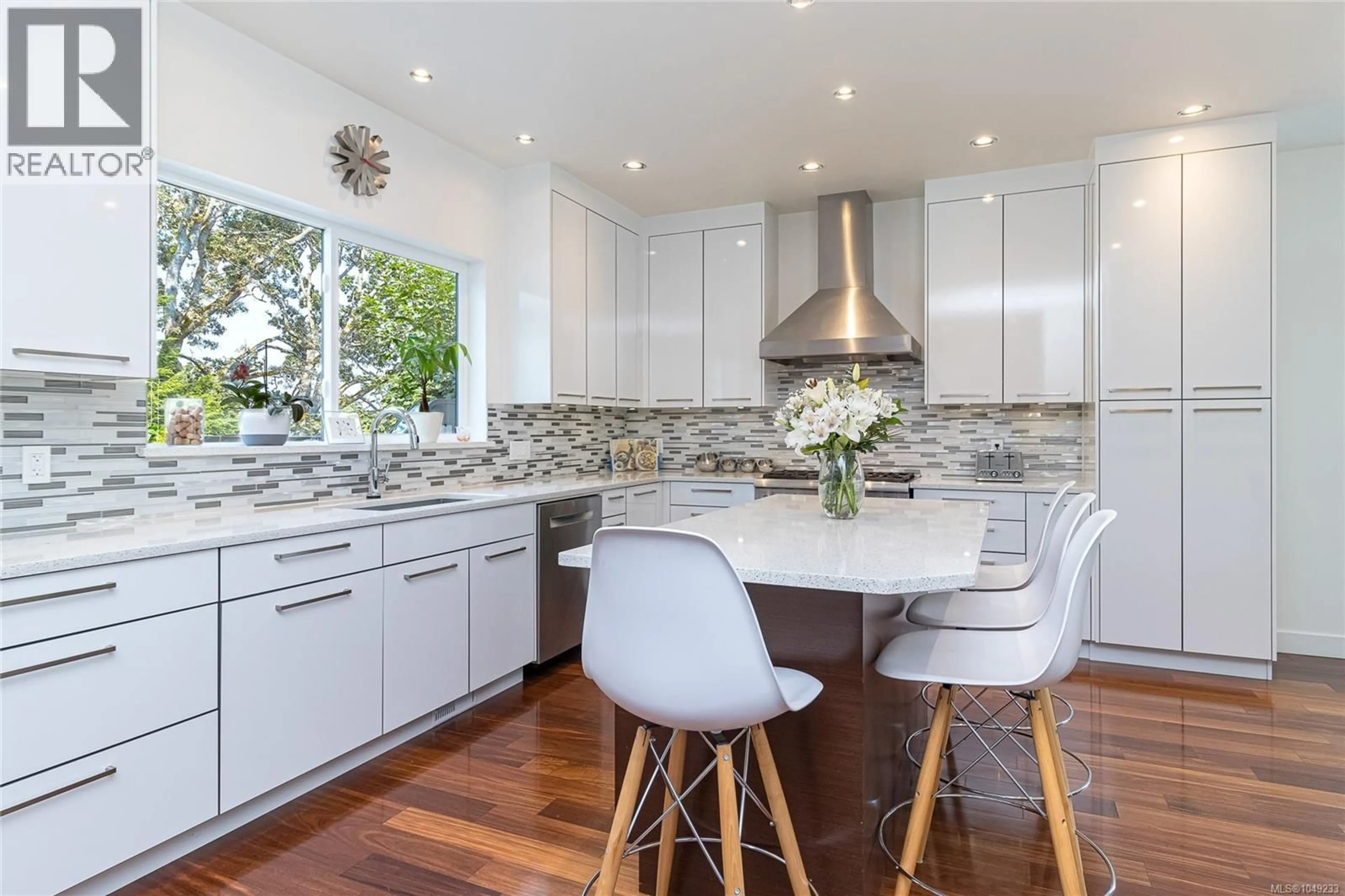 Contemporary kitchen, unknown for 1518 SHORNCLIFFE ROAD, Saanich British Columbia V8P2T4