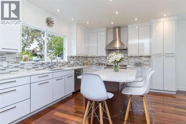 1518 SHORNCLIFFE ROAD, Saanich 2