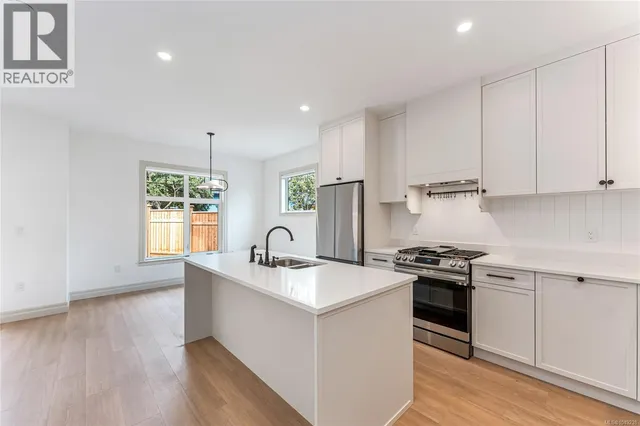 3 - 3098 WASHINGTON AVENUE, Victoria 3