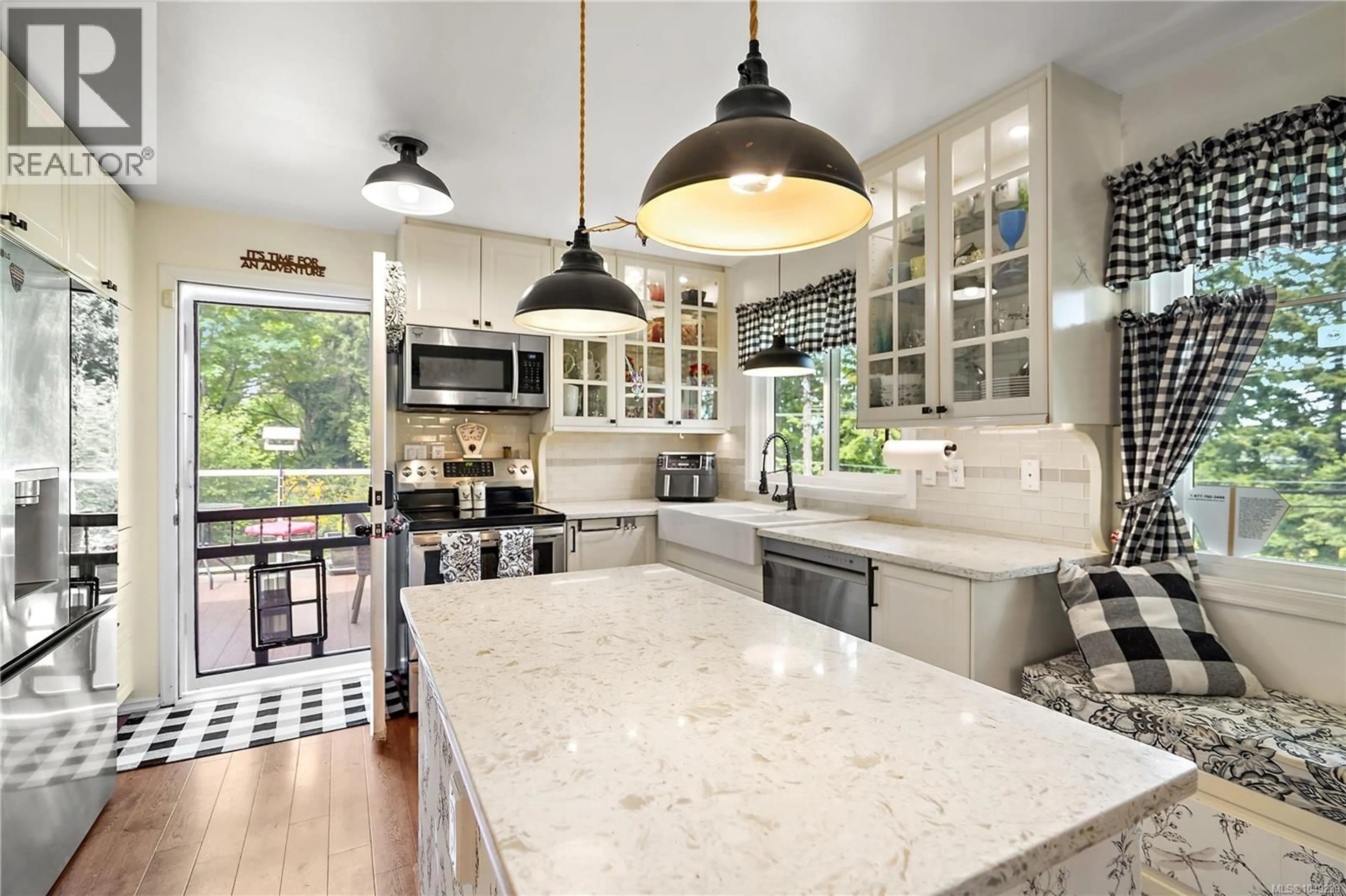 Open concept kitchen, ceramic/tile floor for 6864 EAST SAANICH ROAD, Central Saanich British Columbia V8Z5Y9