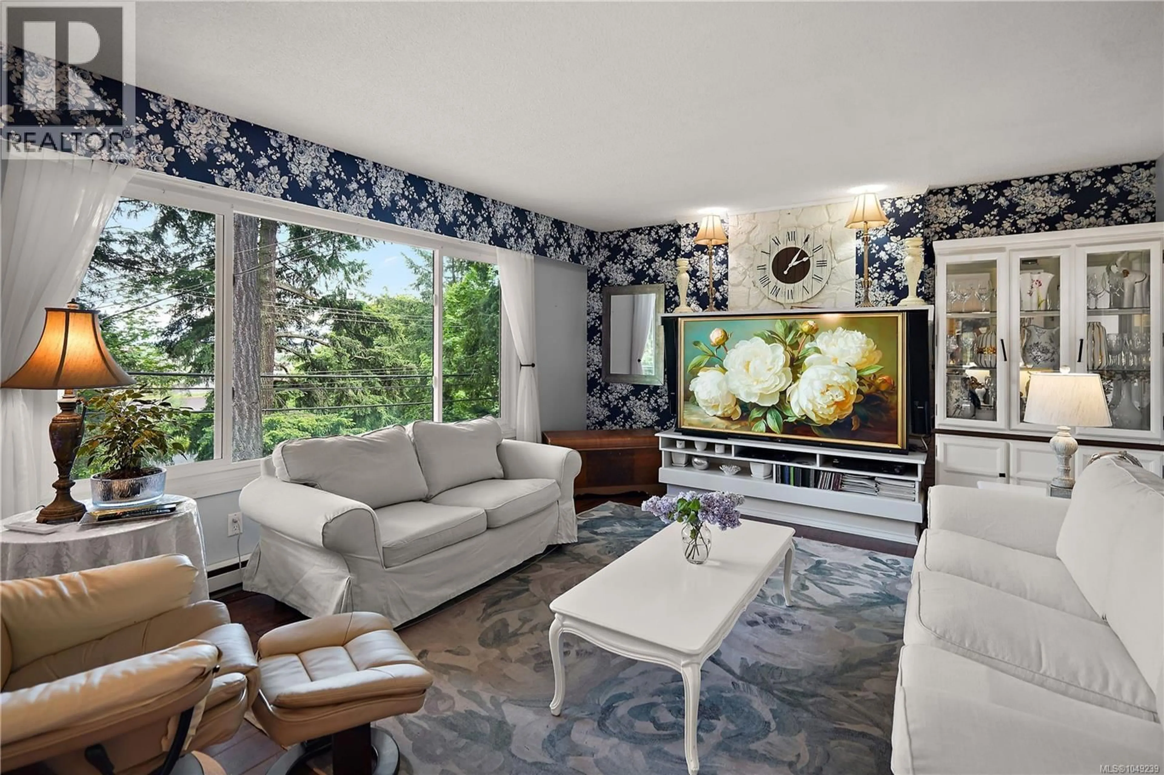 Living room with furniture, unknown for 6864 EAST SAANICH ROAD, Central Saanich British Columbia V8Z5Y9