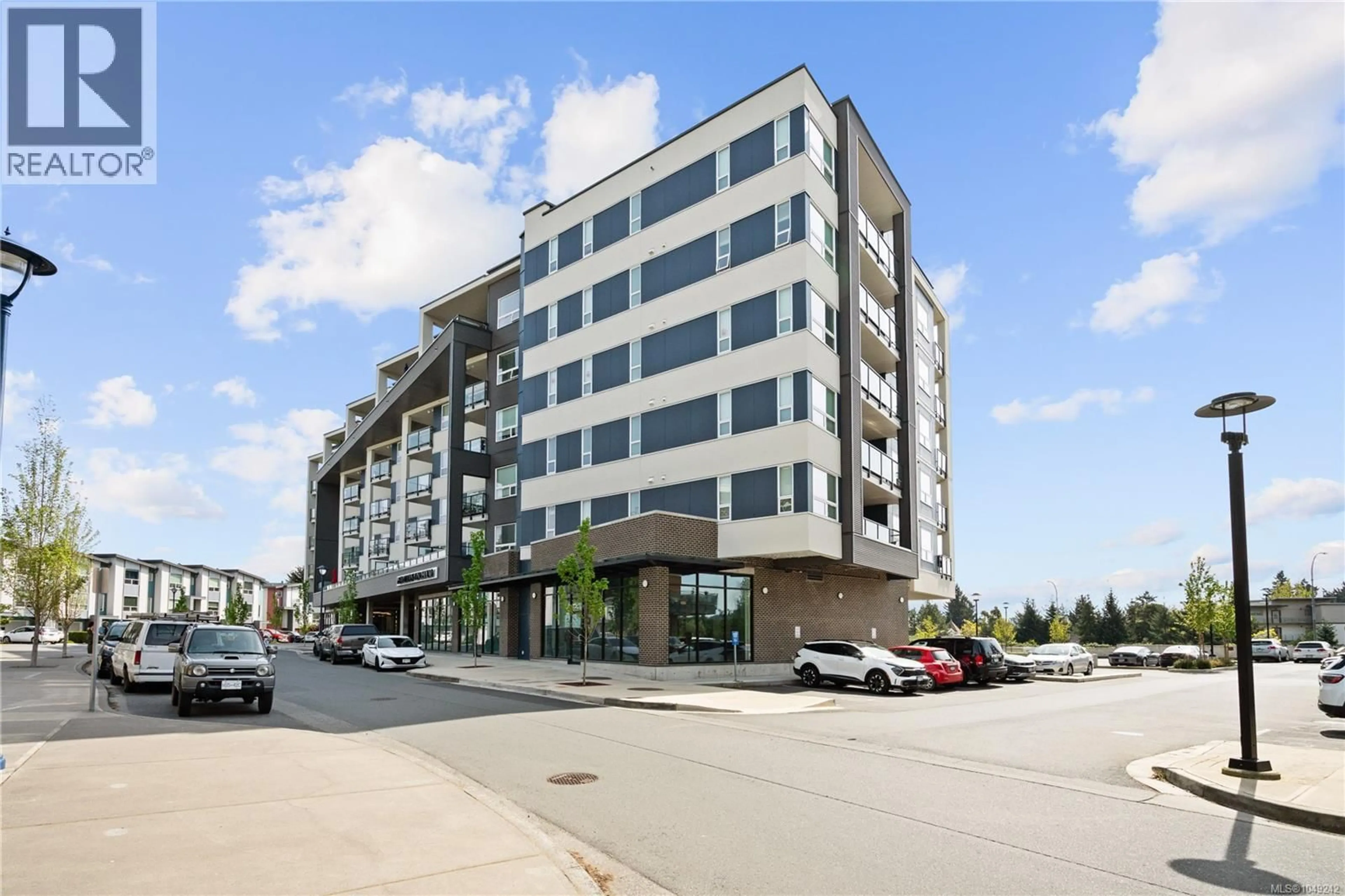 Patio, building for 205 - 947 WHIRLAWAY CRESCENT, Langford British Columbia V9B6Z9
