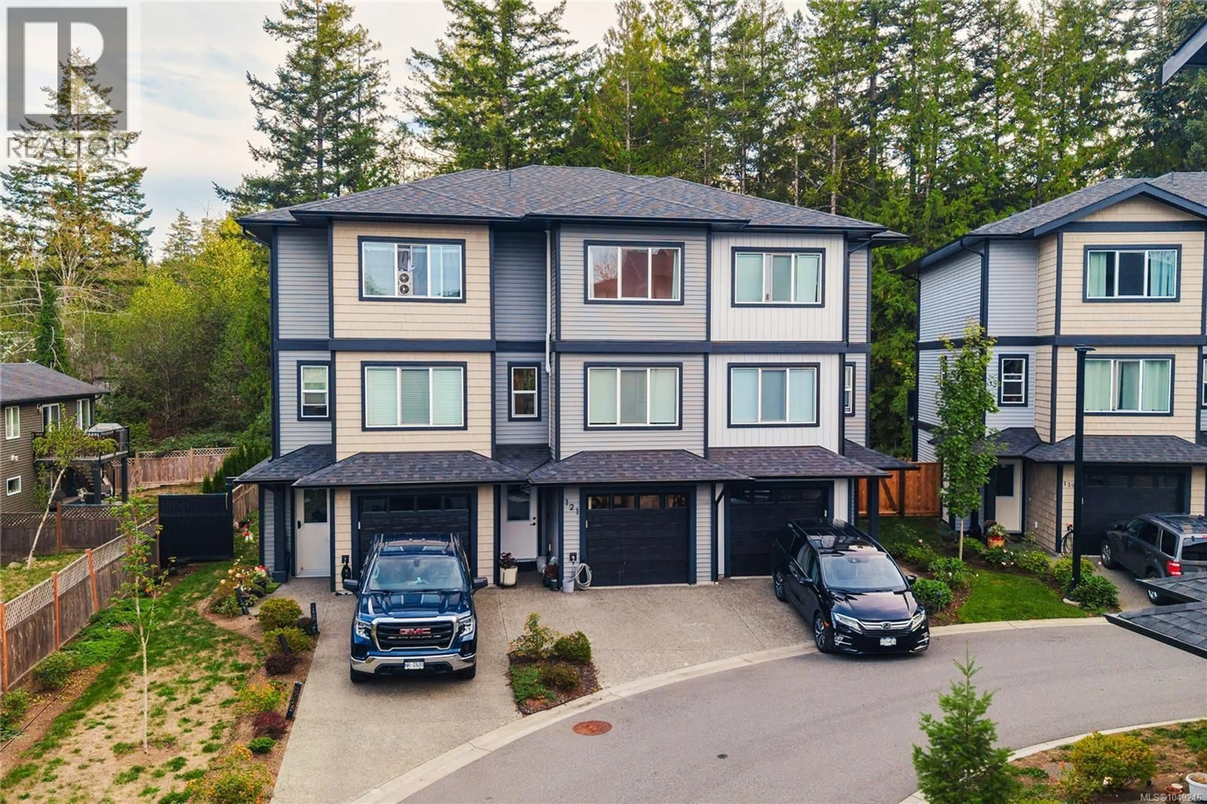 A pic from outside/outdoor area/front of a property/back of a property/a pic from drone, street for 121 - 600 NINTH STREET, Nanaimo British Columbia V9R0L4