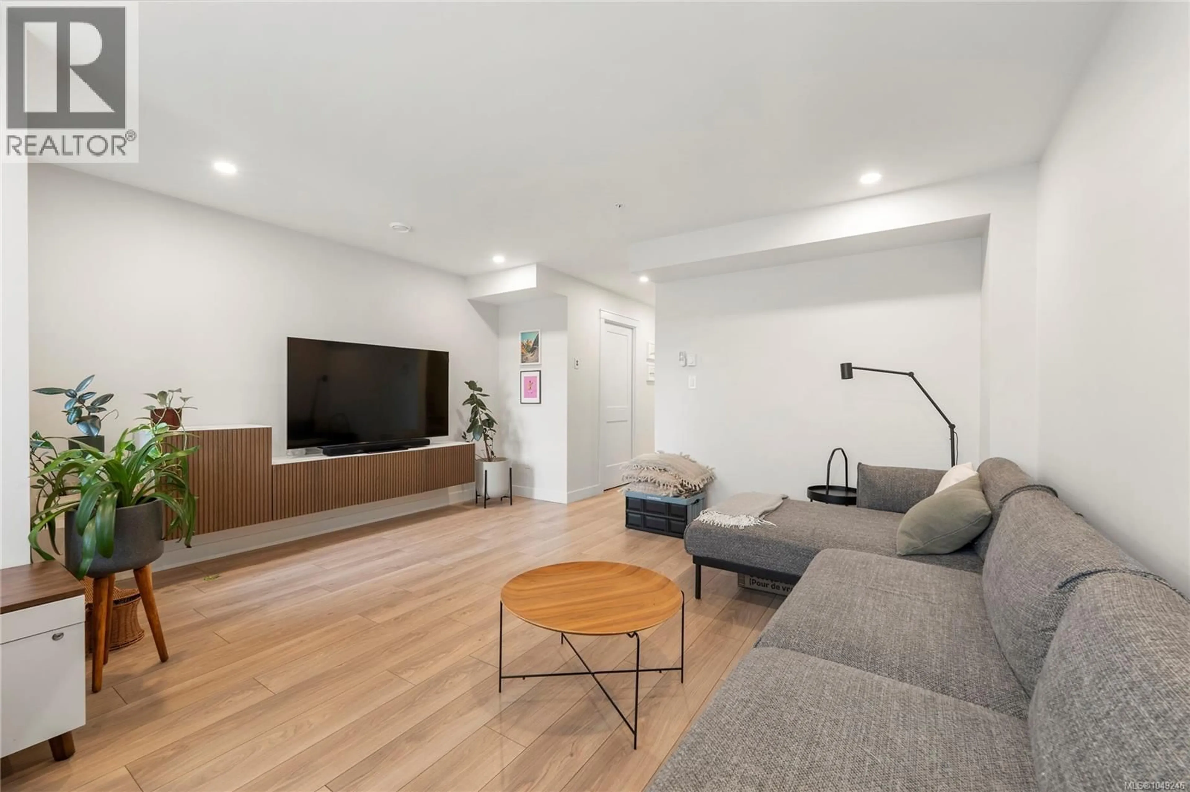 Living room with furniture, unknown for 121 - 600 NINTH STREET, Nanaimo British Columbia V9R0L4