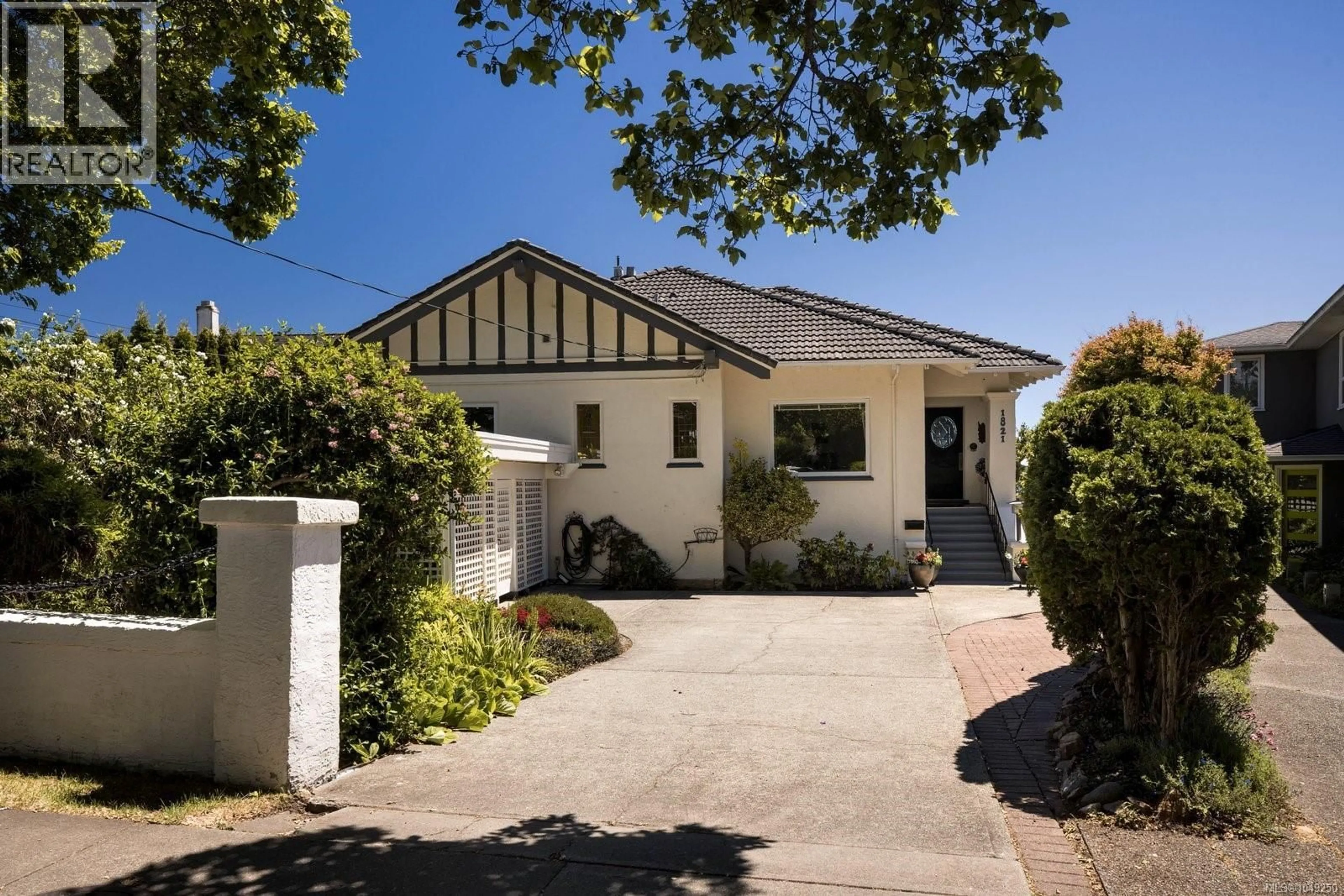 A pic from outside/outdoor area/front of a property/back of a property/a pic from drone, street for 1821 HOLLYWOOD CRESCENT, Victoria British Columbia V8S1J2