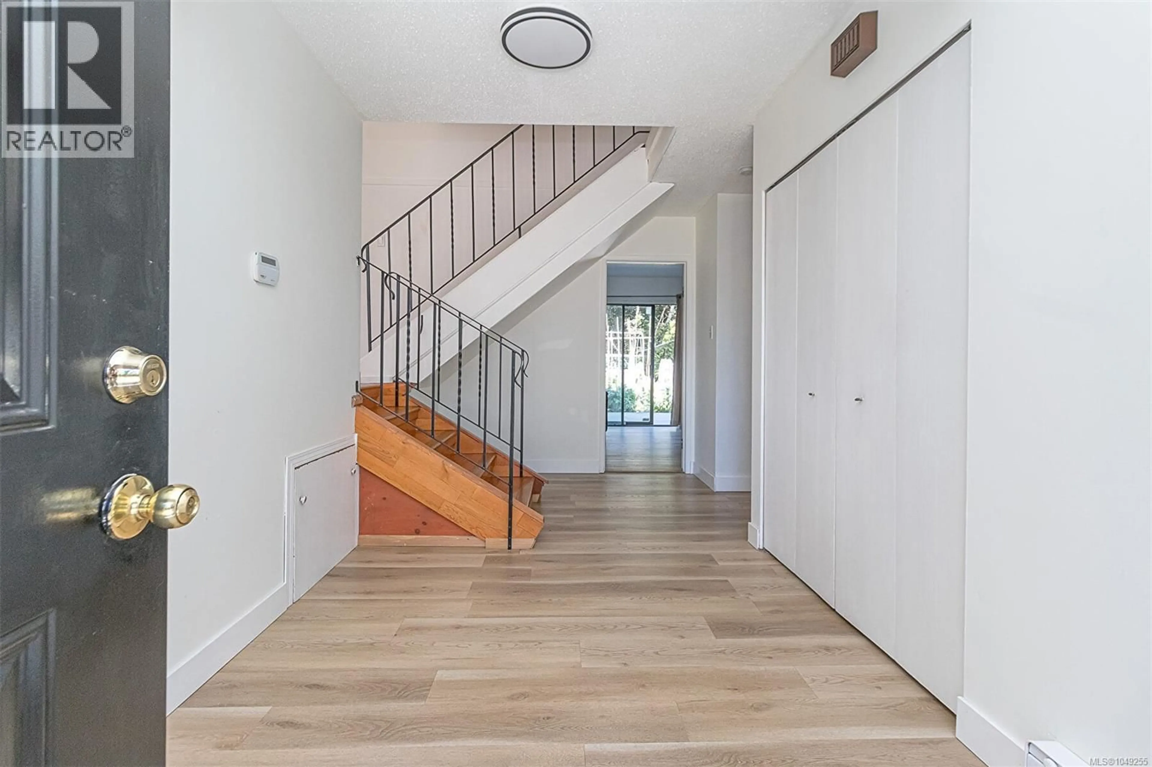 Indoor foyer for 484 GOLDSTREAM AVENUE, Langford British Columbia V9B2W5
