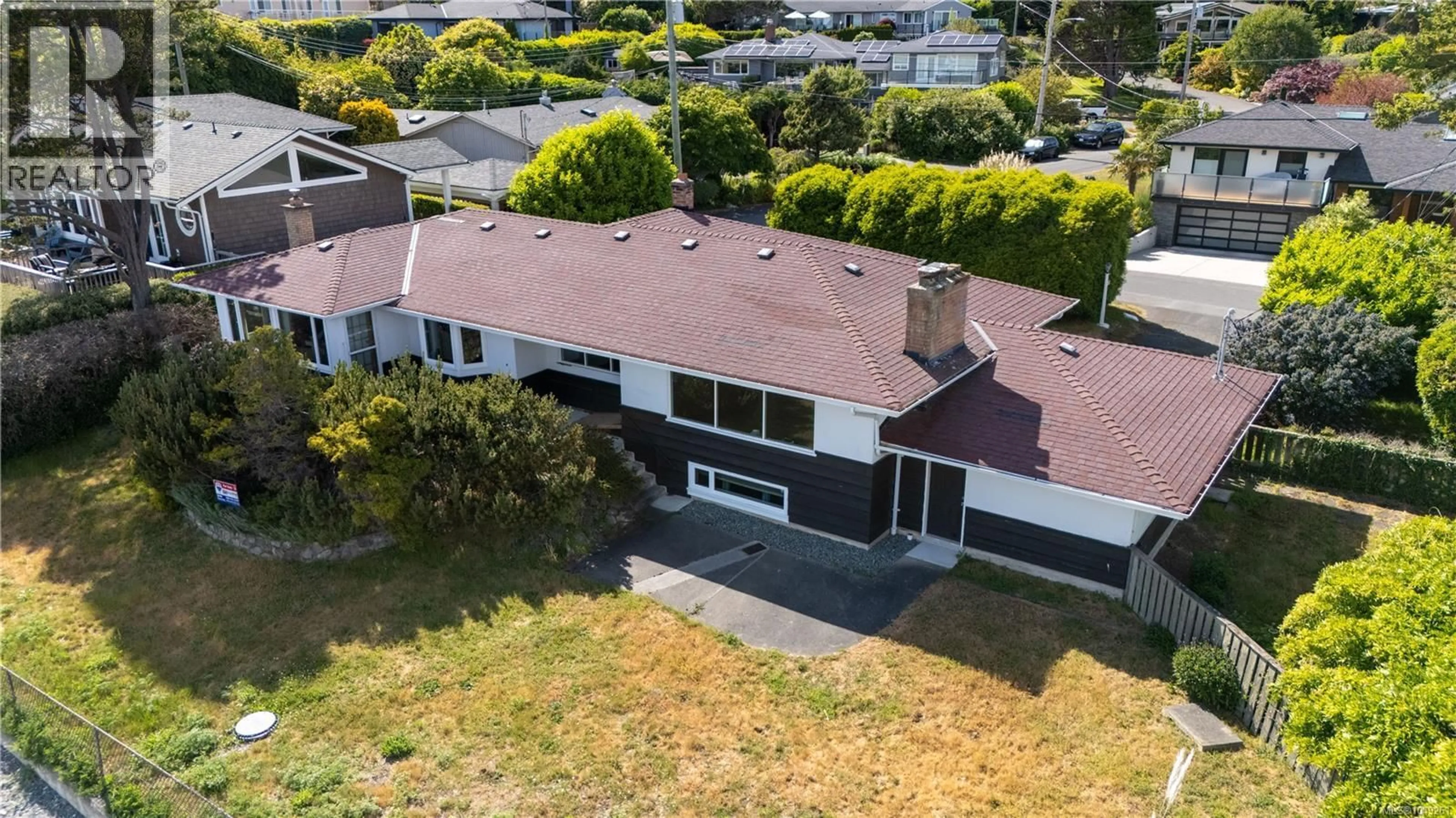 A pic from outside/outdoor area/front of a property/back of a property/a pic from drone, street for 3767 WARING PLACE, Saanich British Columbia V8P5E9