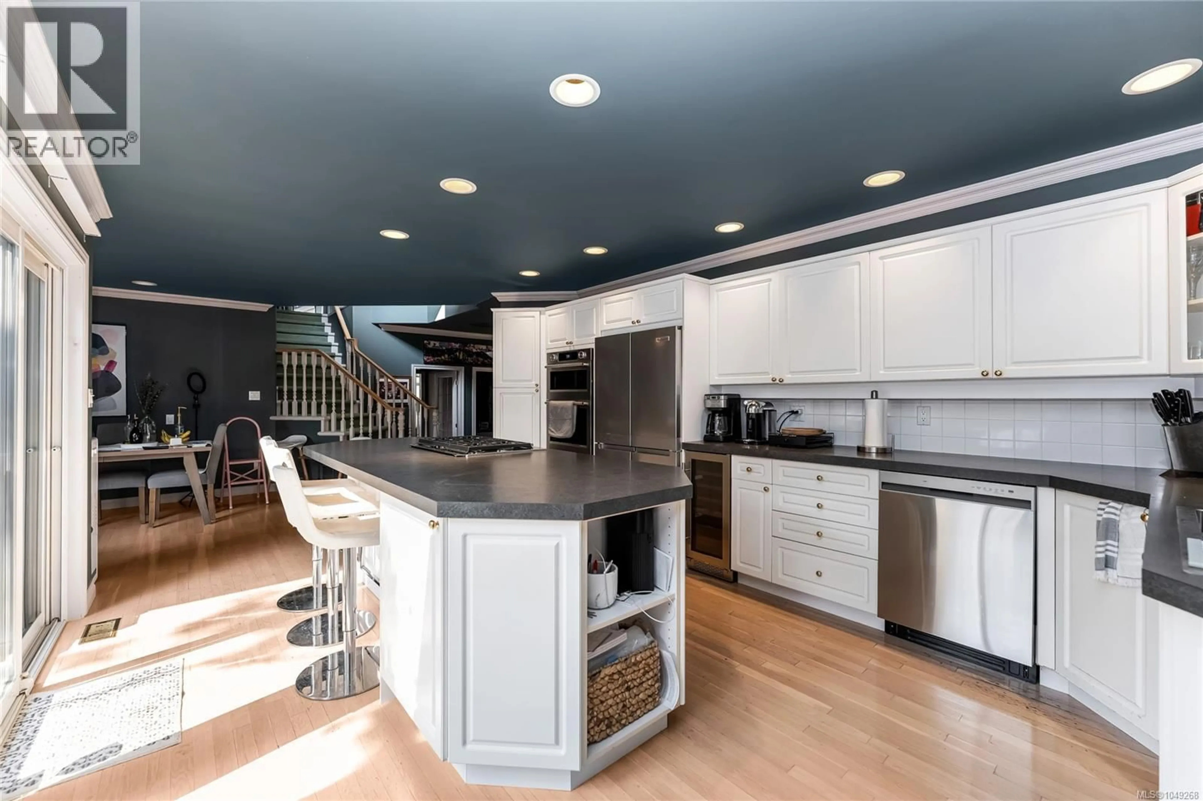Contemporary kitchen, unknown for 568 ISLAND ROAD, Oak Bay British Columbia V8S2T6