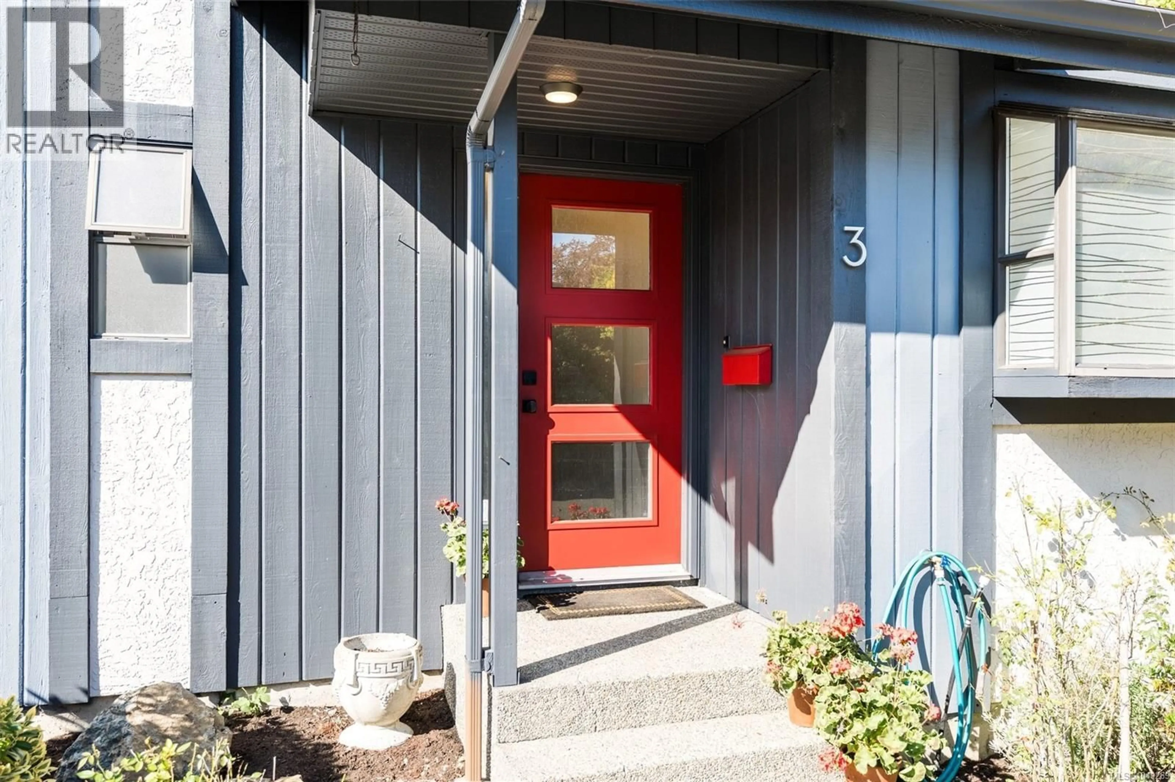 Indoor entryway for 3 - 1096 STOBA LANE, Saanich British Columbia V8X2W5