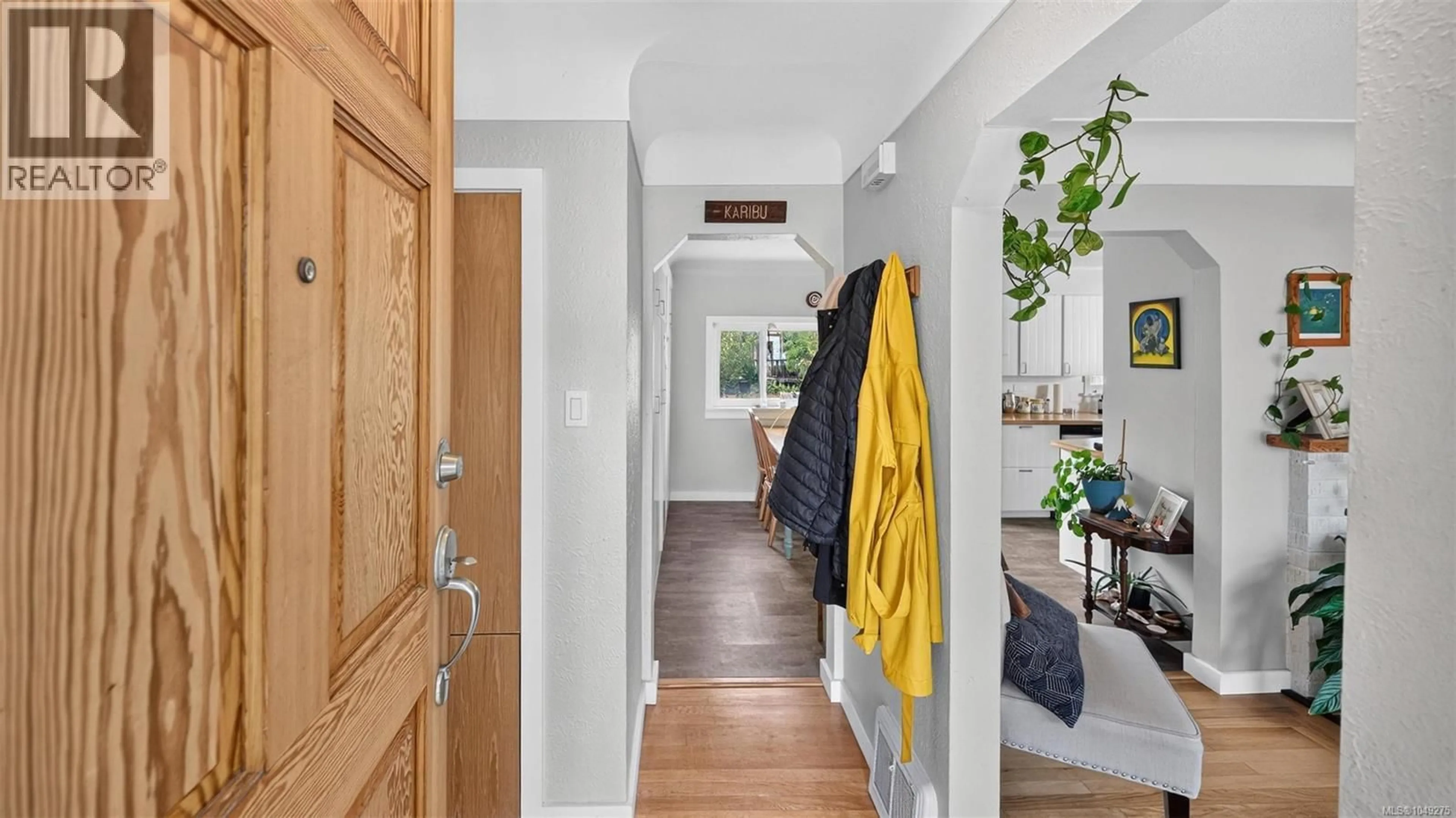 Indoor entryway for 2516 PRIOR STREET, Victoria British Columbia V8T3X6