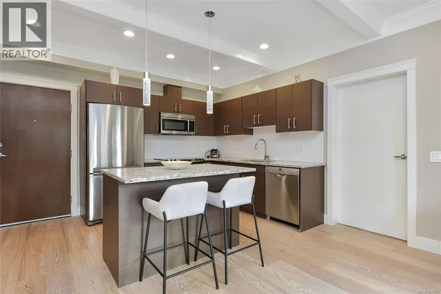101 - 935 CLOVERDALE AVENUE, Saanich 2