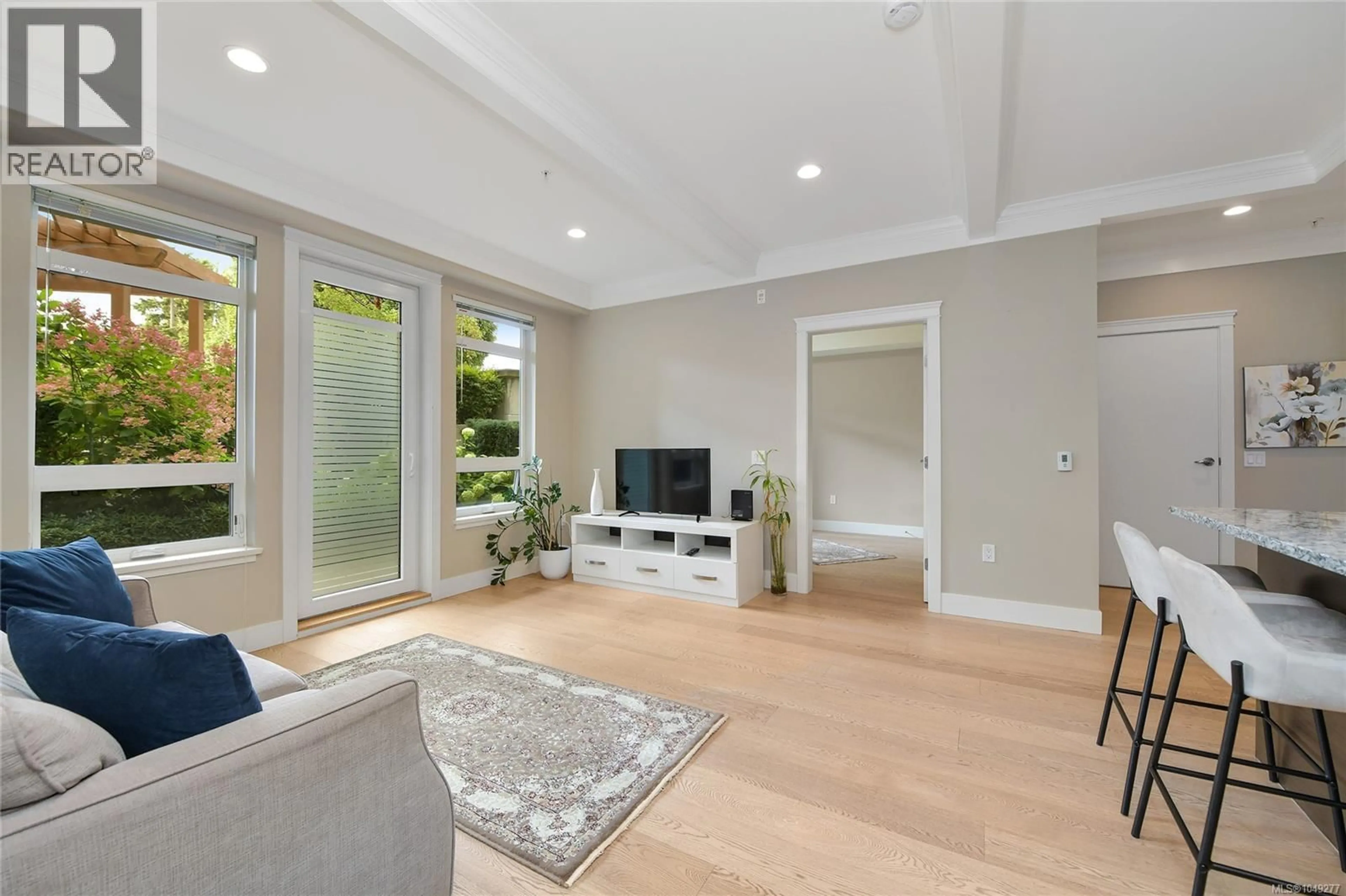 Living room with furniture, unknown for 101 - 935 CLOVERDALE AVENUE, Saanich British Columbia V8X2T4