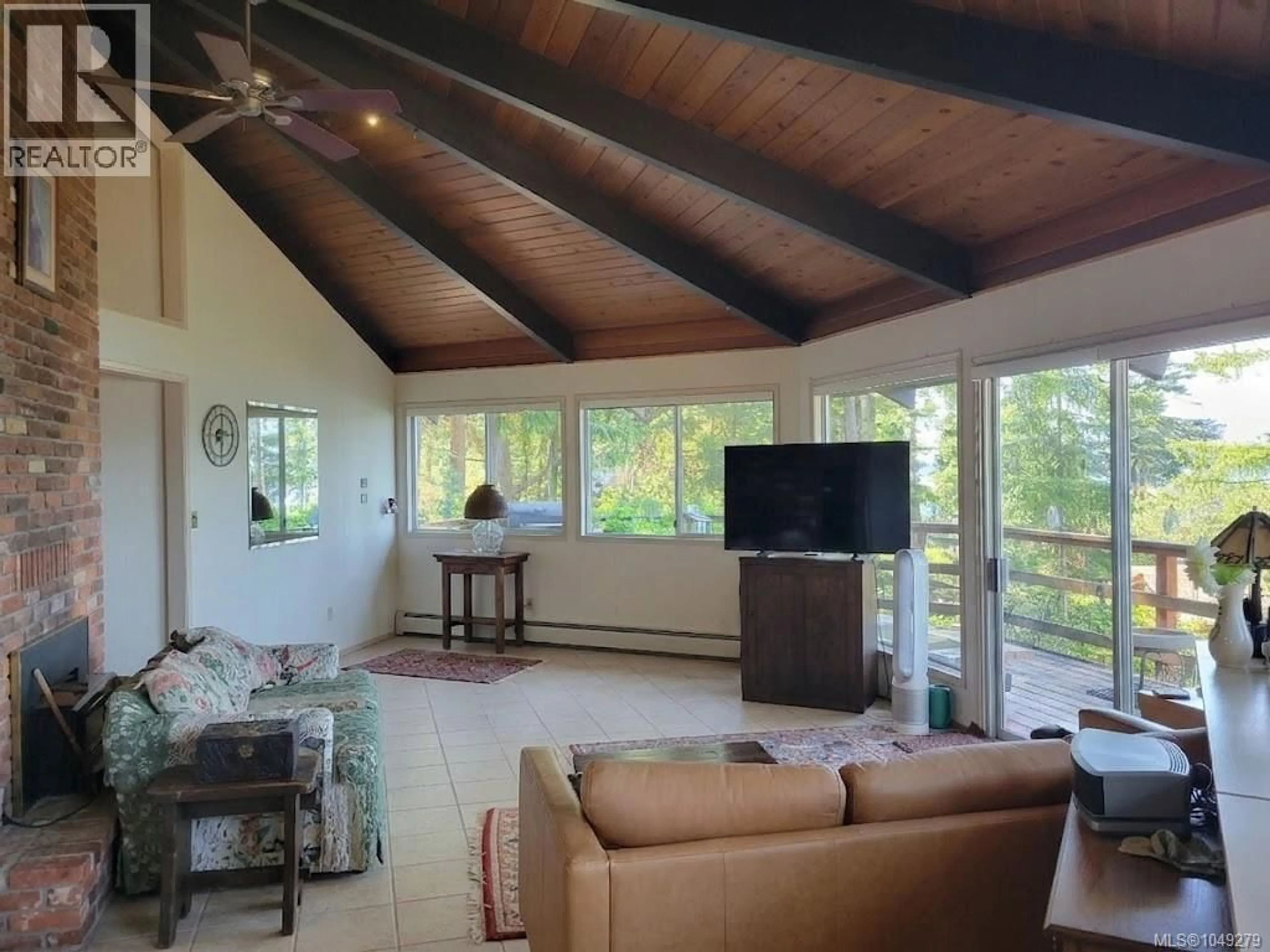 Living room with furniture, unknown for 264 FORBES DRIVE, Thetis Island British Columbia V9R2Y0