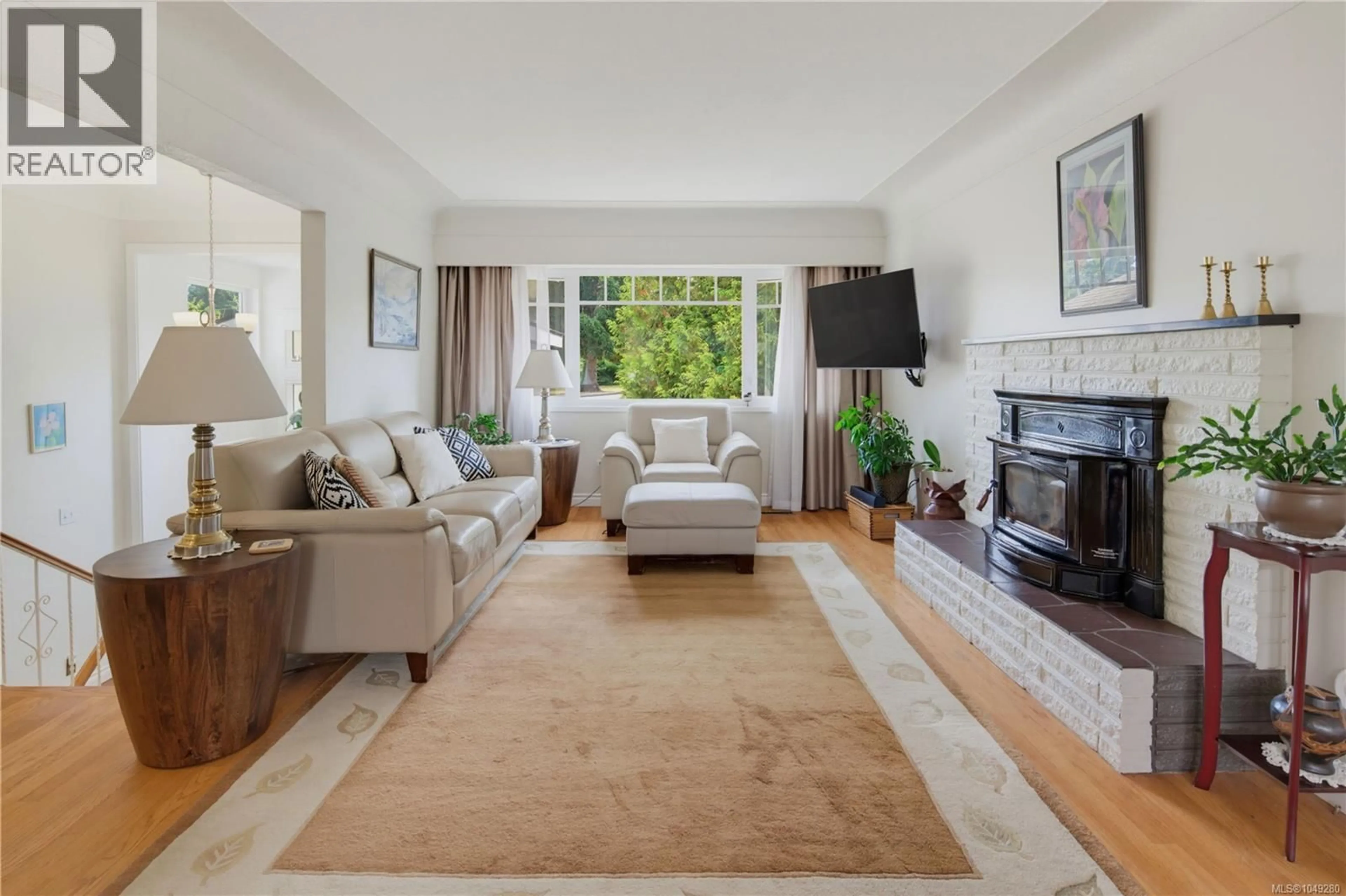 Living room with furniture, unknown for 4260 SPRINGRIDGE CRESCENT, Saanich British Columbia V8Z4Z1