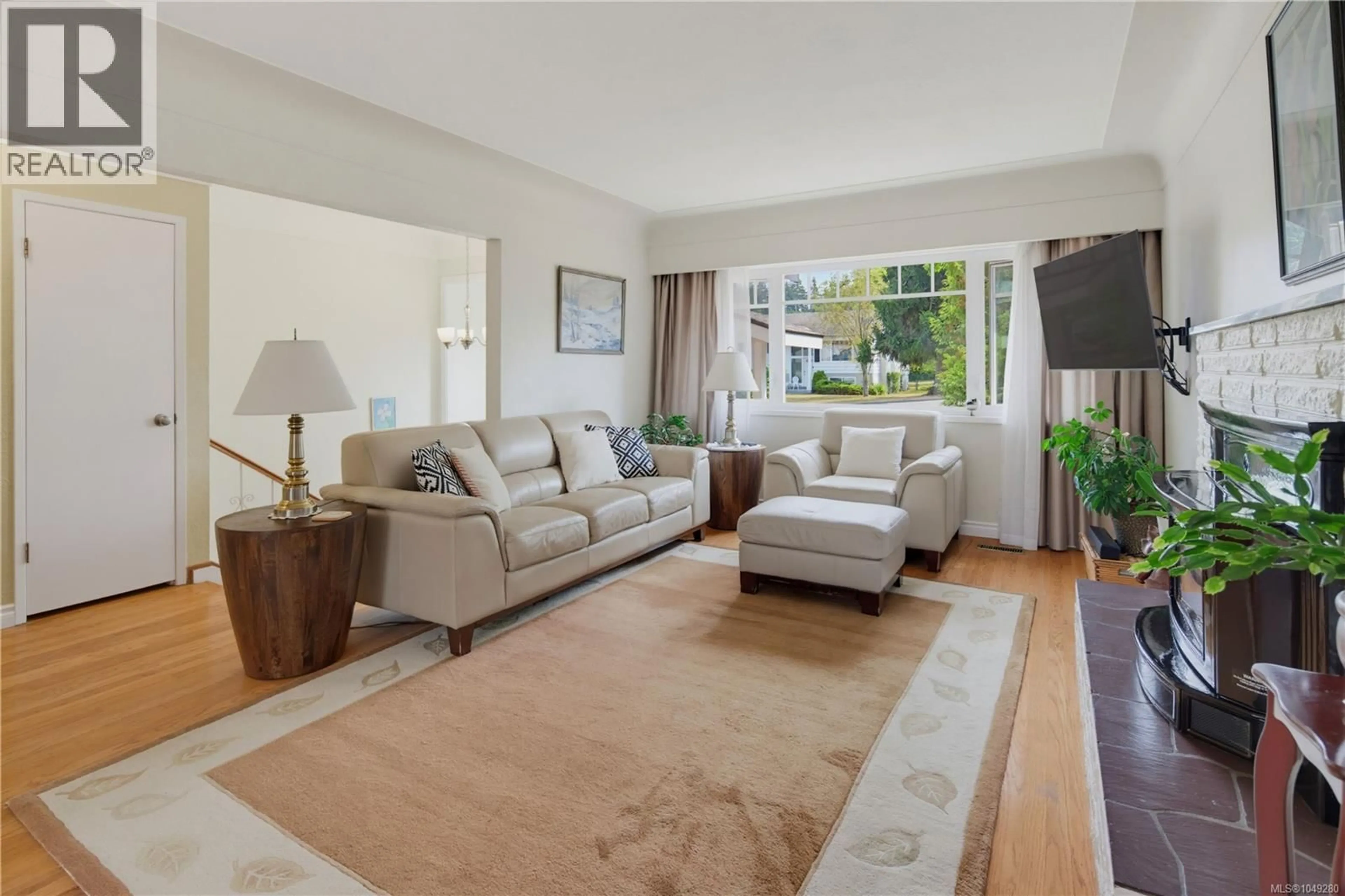 Living room with furniture, unknown for 4260 SPRINGRIDGE CRESCENT, Saanich British Columbia V8Z4Z1