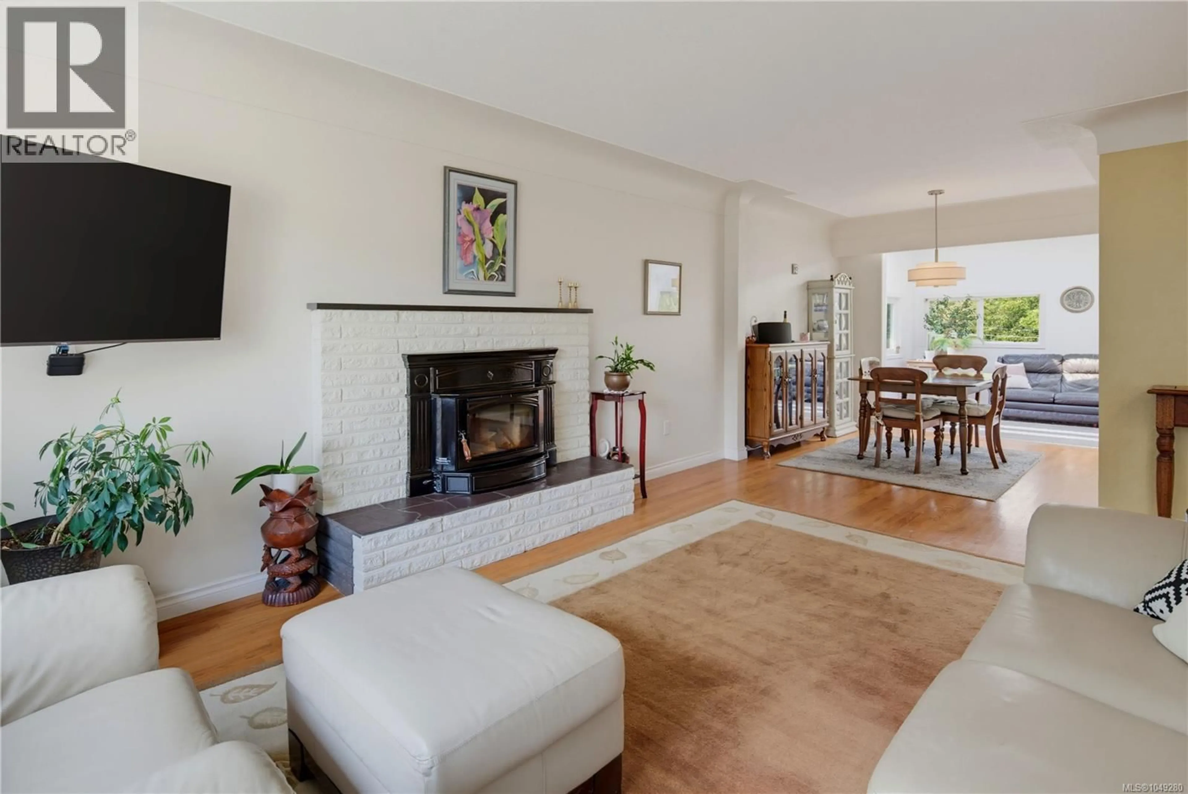 Living room with furniture, unknown for 4260 SPRINGRIDGE CRESCENT, Saanich British Columbia V8Z4Z1