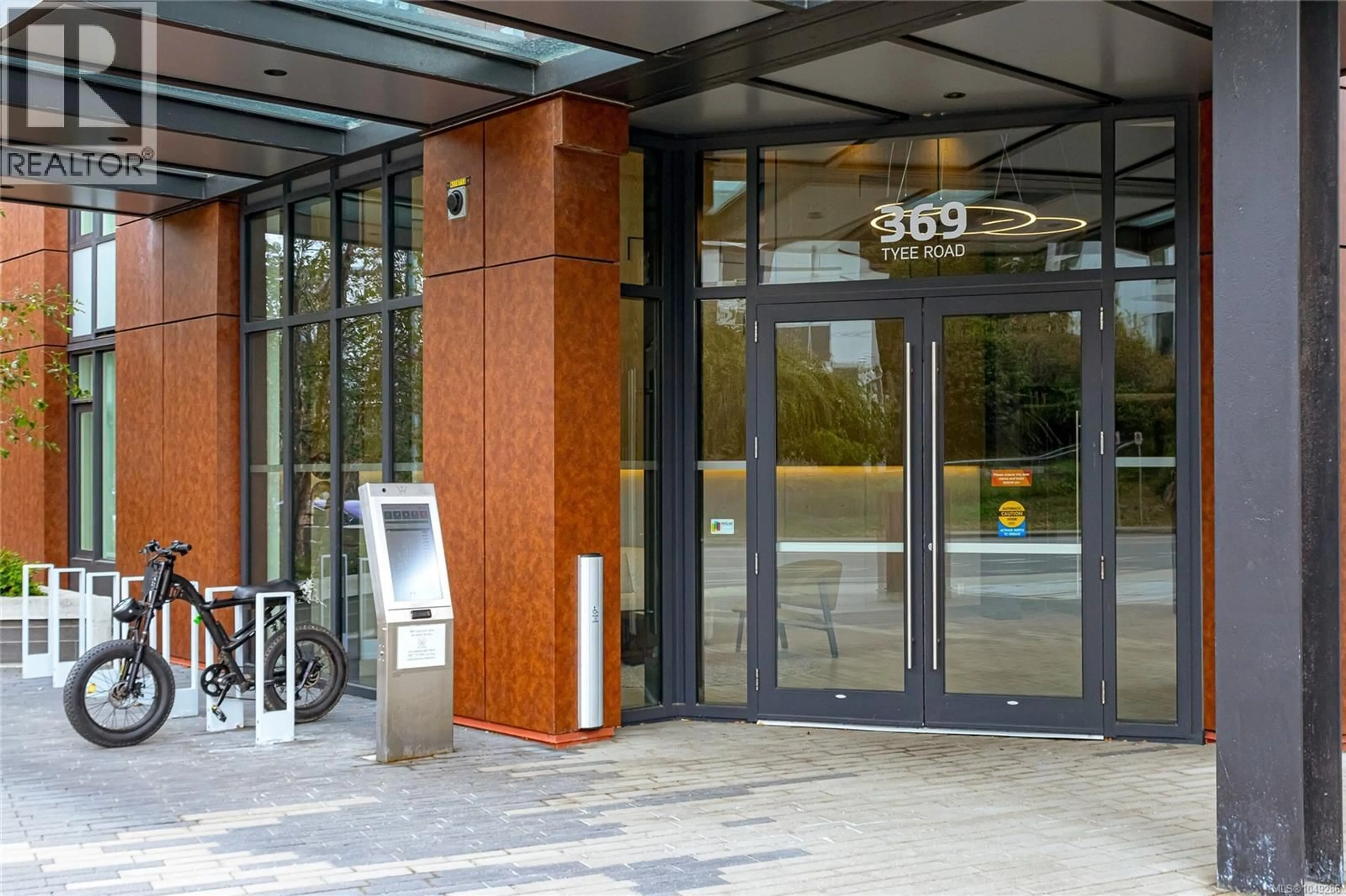 Indoor foyer for 402 - 369 TYEE ROAD, Victoria British Columbia V9A0B6