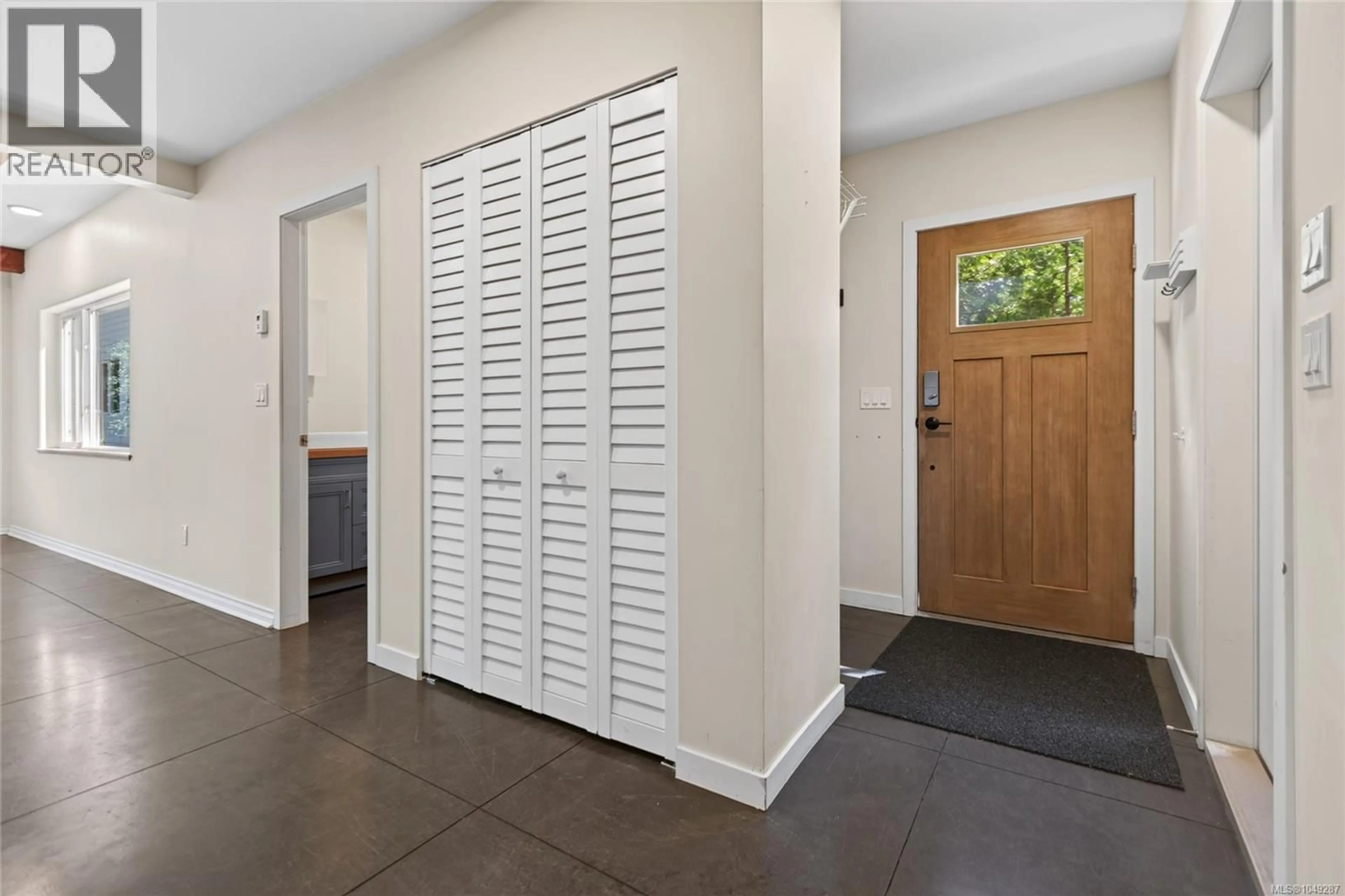 Indoor entryway for 1162 BOOTH ROAD SOUTHWEST, Comox British Columbia V9M4B4
