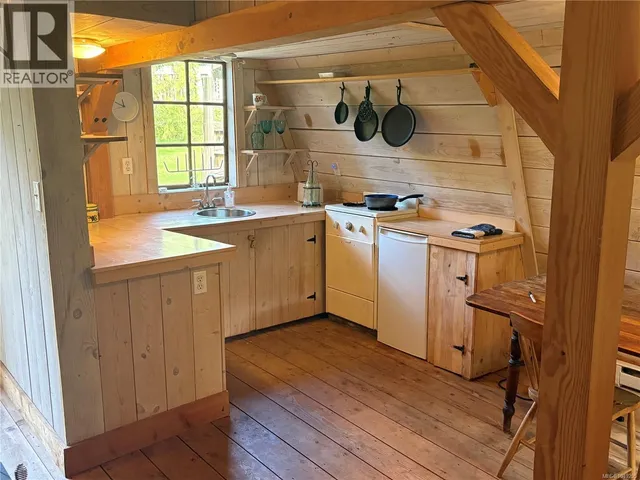 215 HEAD STREET, Salt Spring 2
