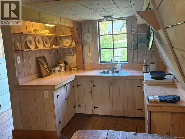 215 HEAD STREET, Salt Spring 4