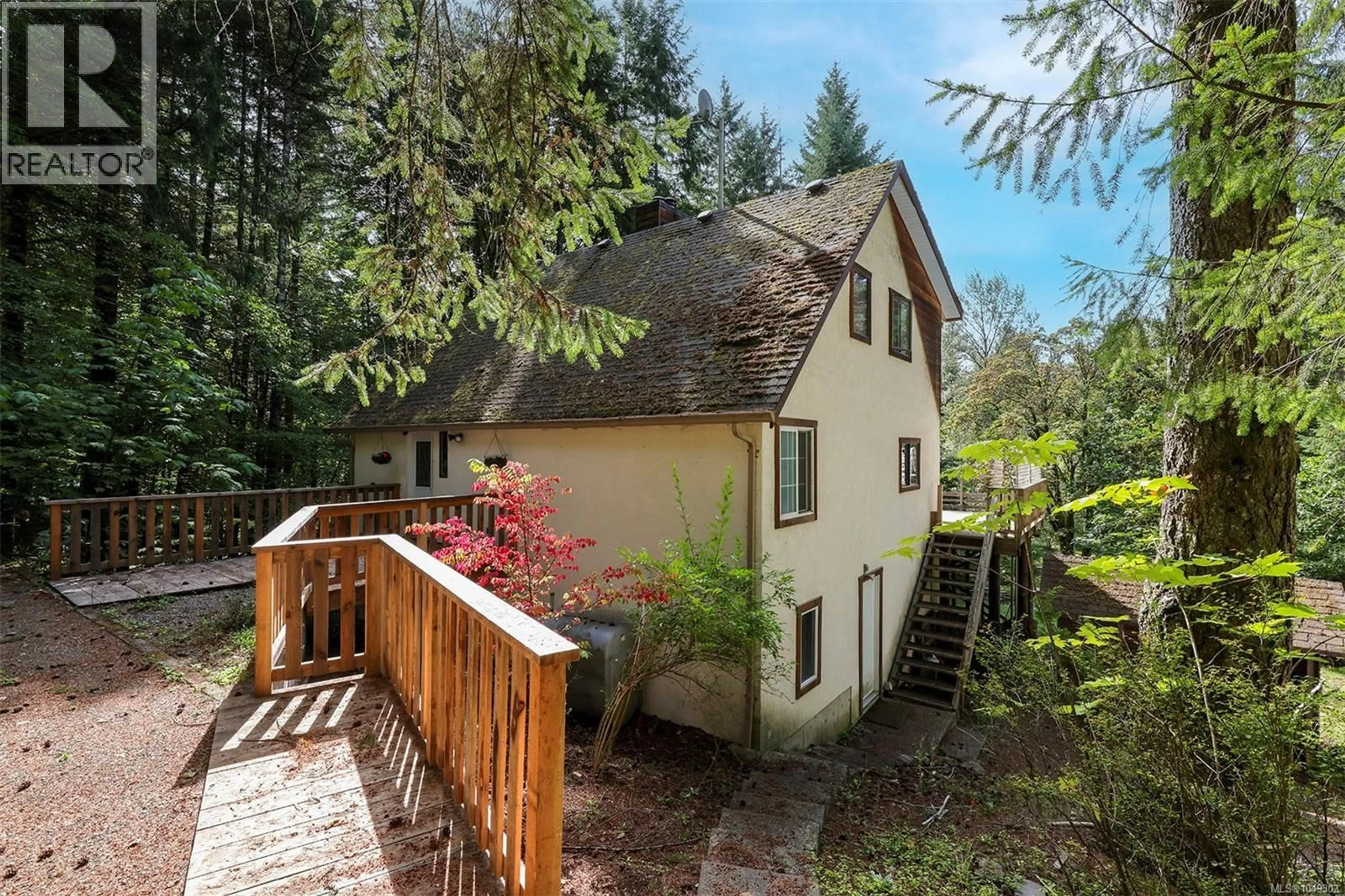 A pic from outside/outdoor area/front of a property/back of a property/a pic from drone, unknown for 4026 MACAULAY ROAD, Black Creek British Columbia V9J1C8