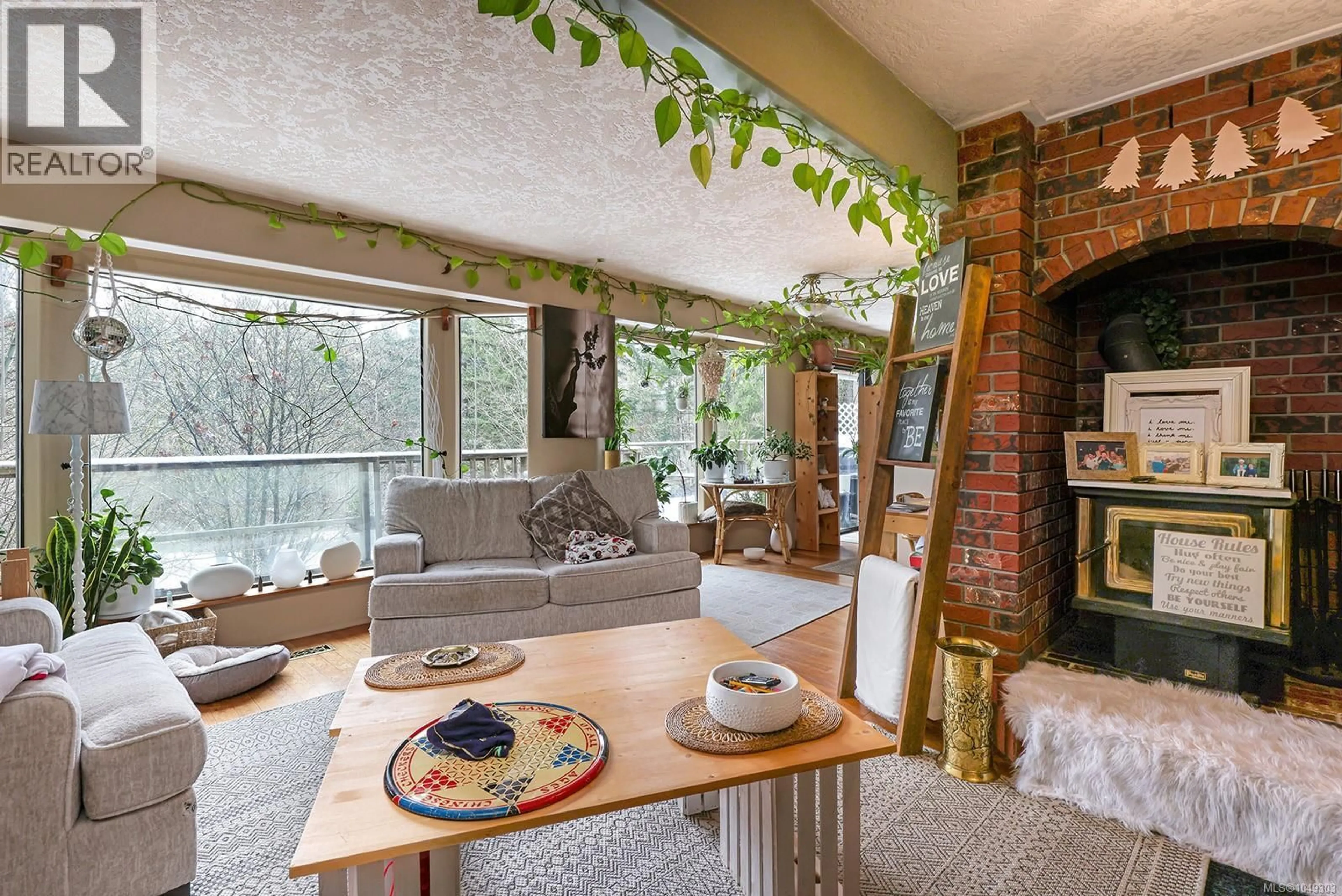 Living room with furniture, unknown for 4026 MACAULAY ROAD, Black Creek British Columbia V9J1C8