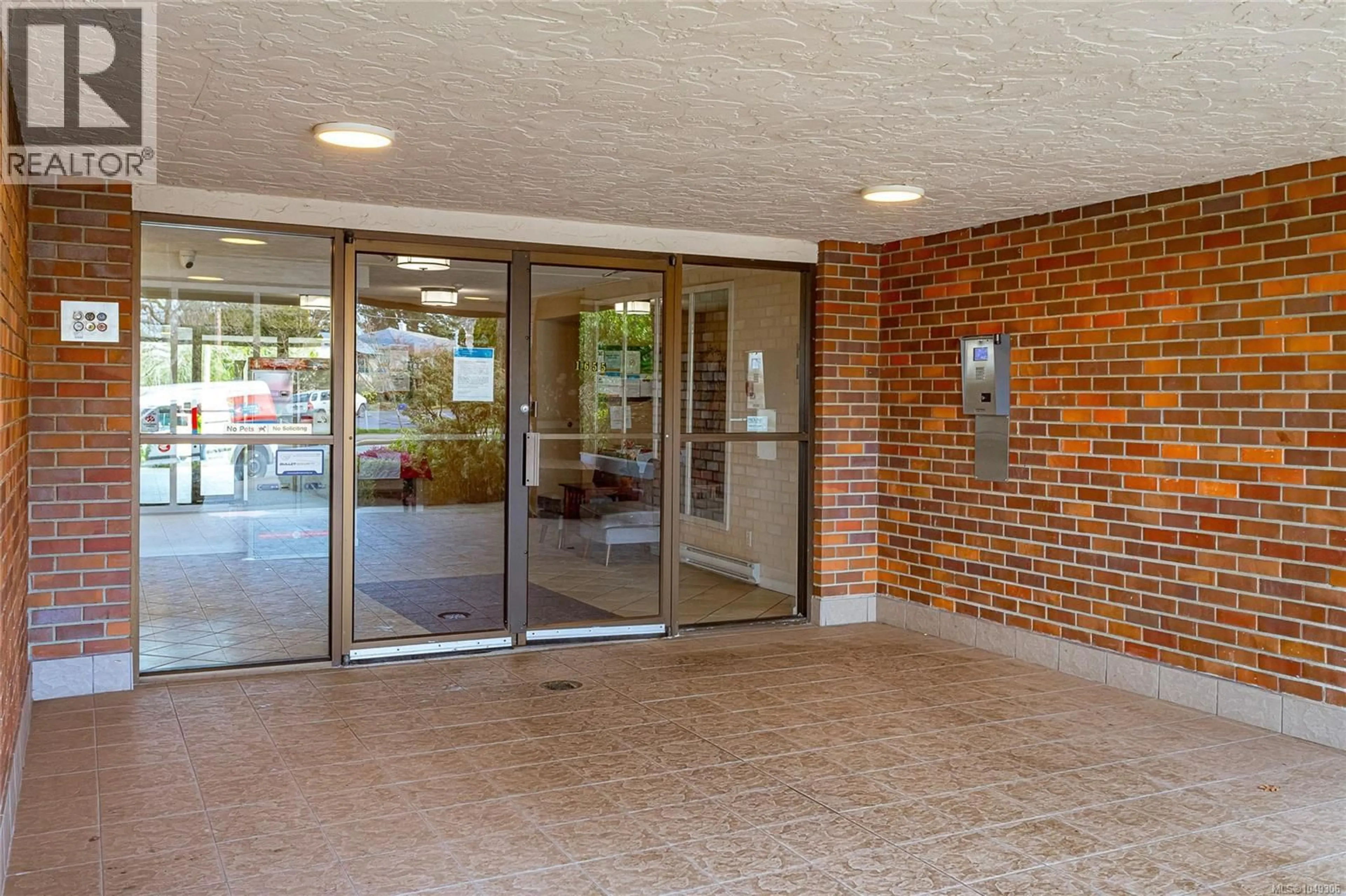 Indoor foyer for 109 - 1655 BEGBIE STREET, Victoria British Columbia V8R1L4