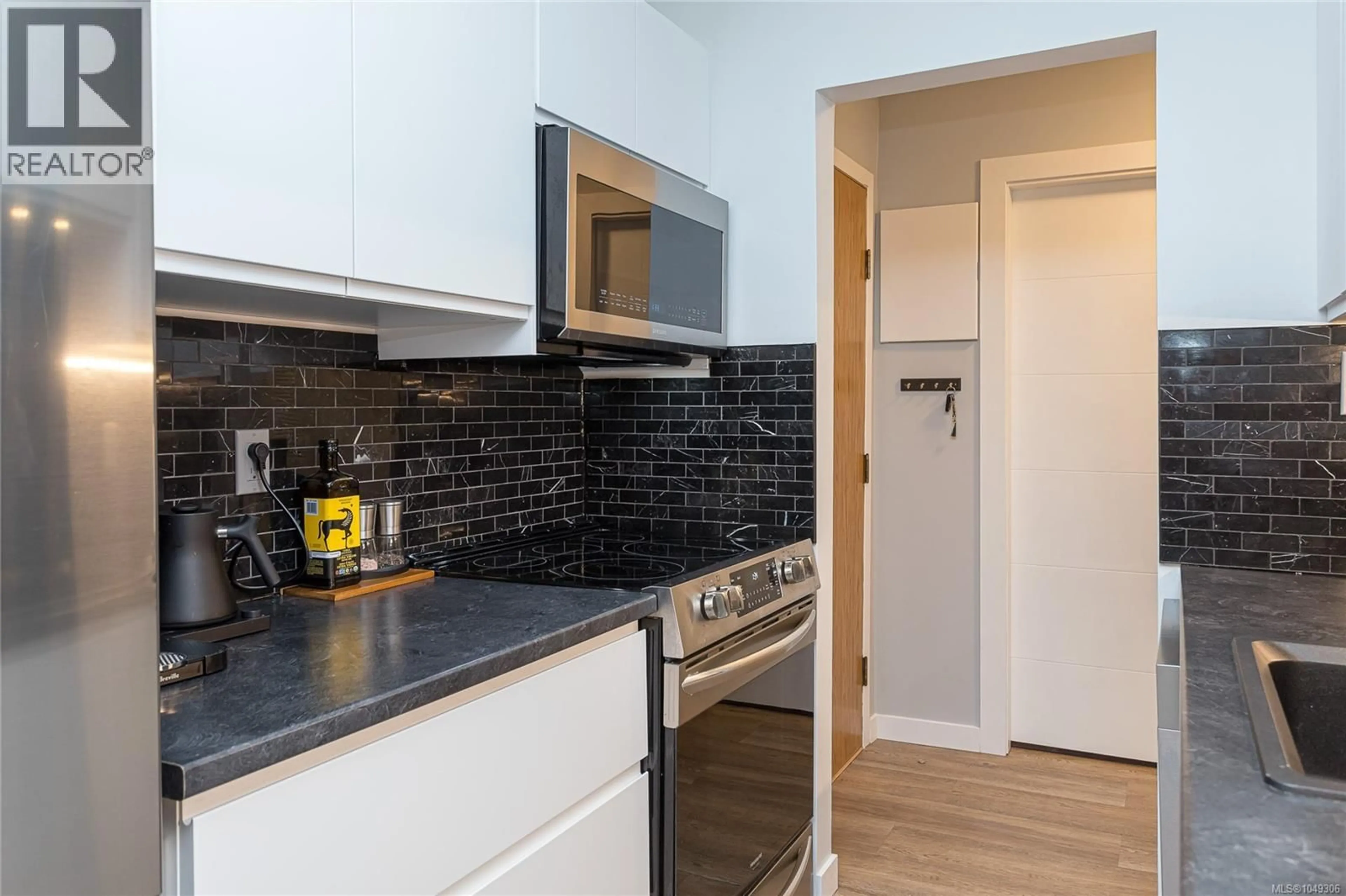 Standard kitchen, unknown for 109 - 1655 BEGBIE STREET, Victoria British Columbia V8R1L4
