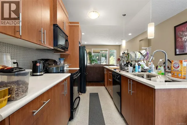 6372 WILLOWPARK WAY, Sooke 5