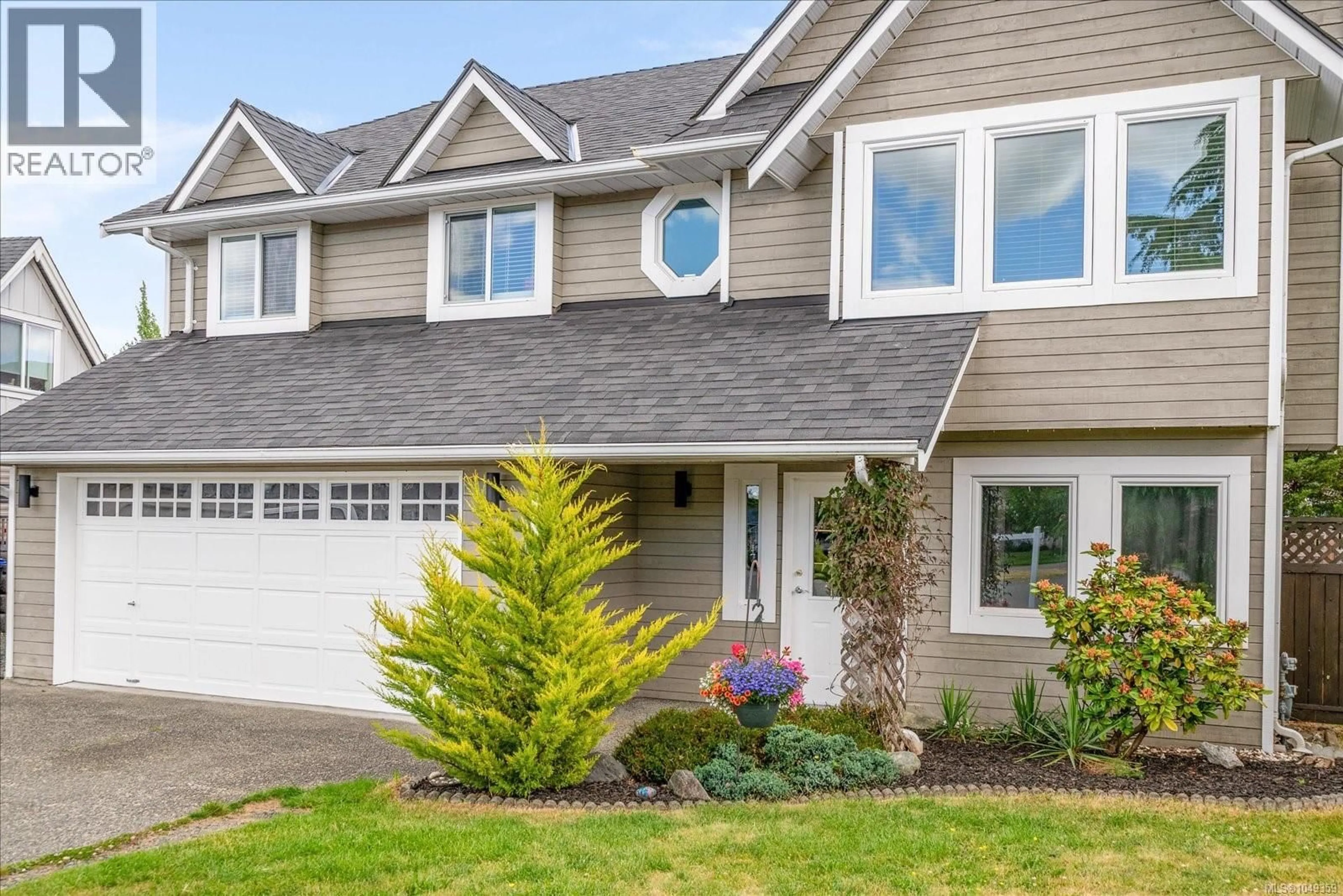 Home with vinyl exterior material, street for 672 FOSTER DRIVE, Parksville British Columbia V9P1A8
