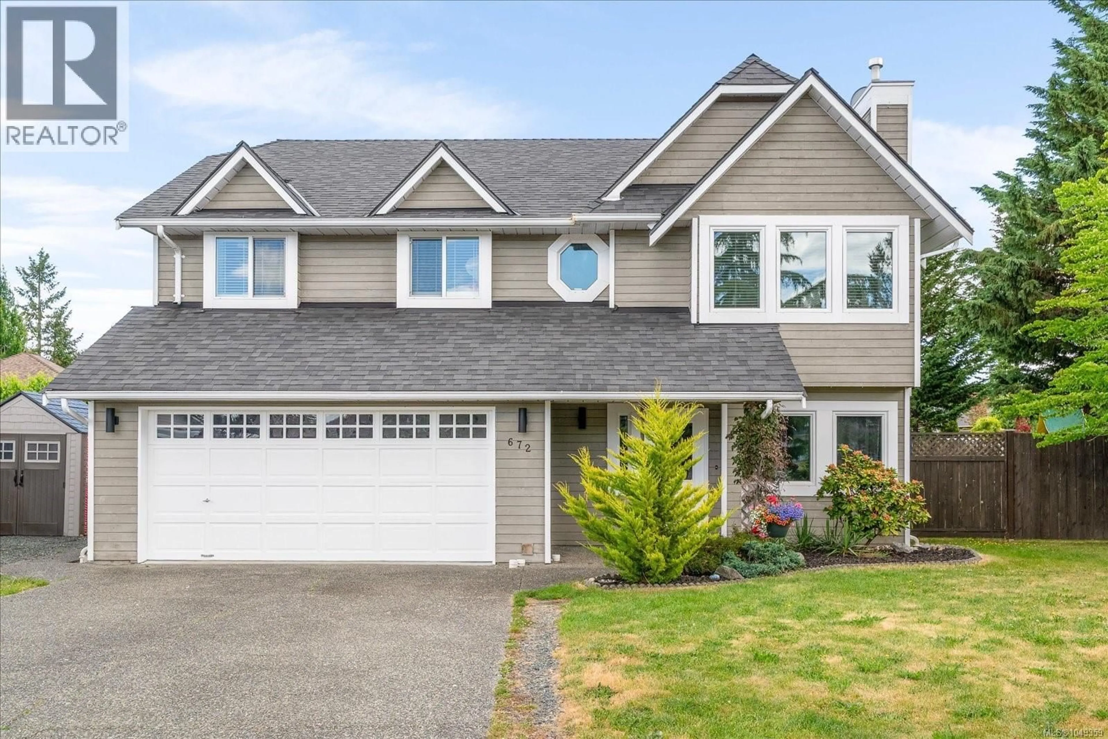 Home with vinyl exterior material, street for 672 FOSTER DRIVE, Parksville British Columbia V9P1A8