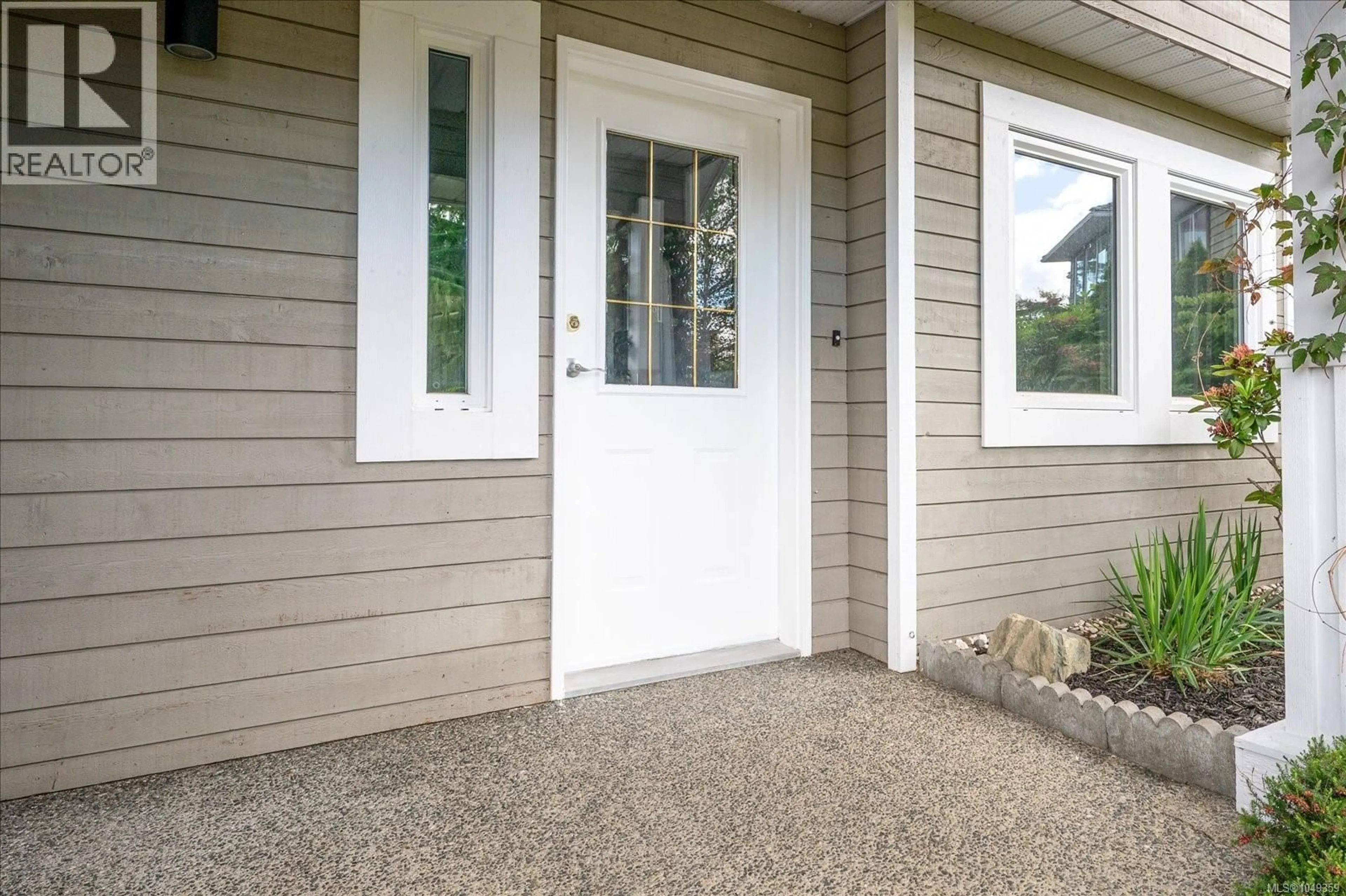 Home with vinyl exterior material, street for 672 FOSTER DRIVE, Parksville British Columbia V9P1A8
