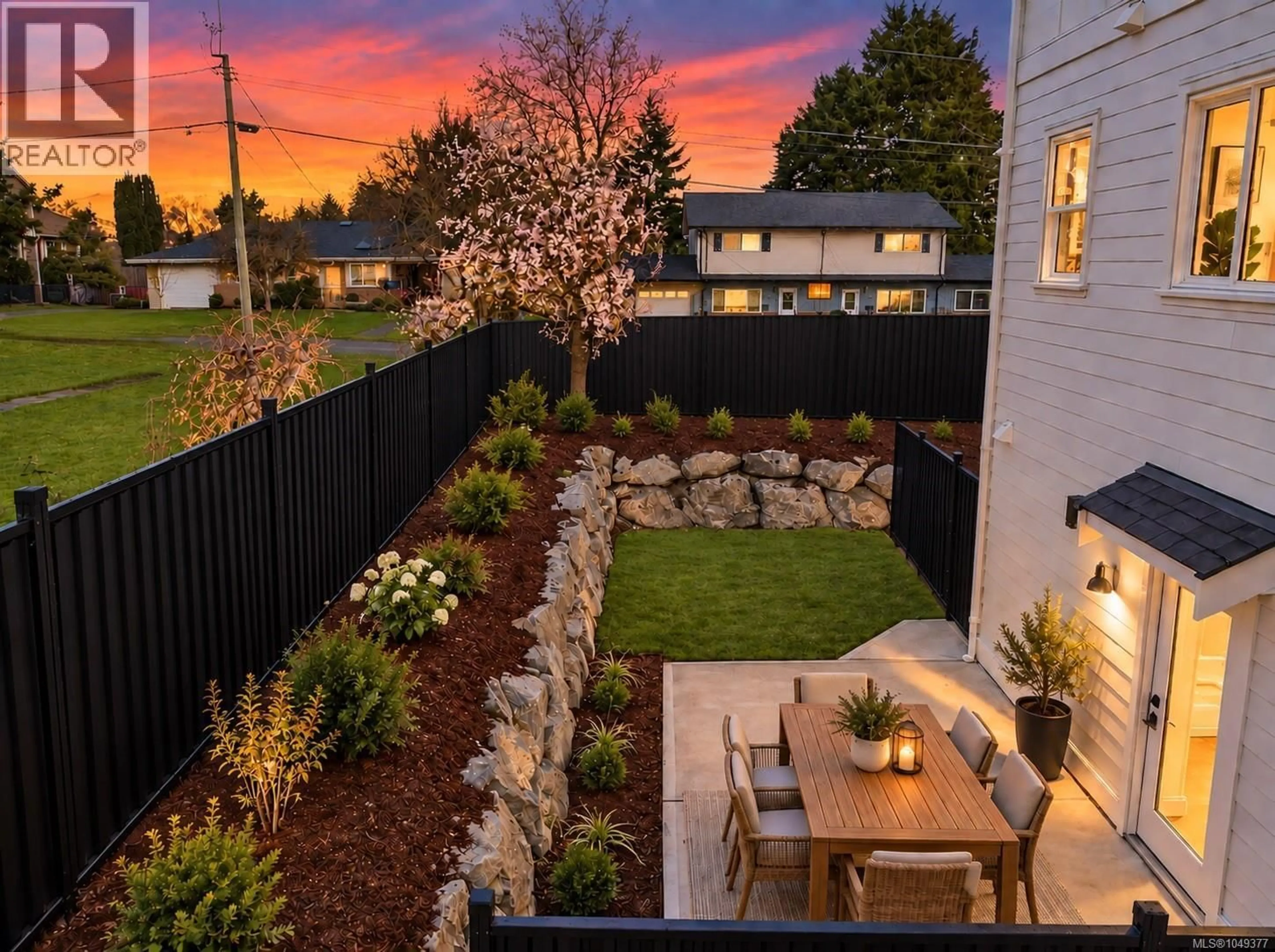 Patio, street for 1 - 621 BROADWAY STREET, Saanich British Columbia V8Z2G5