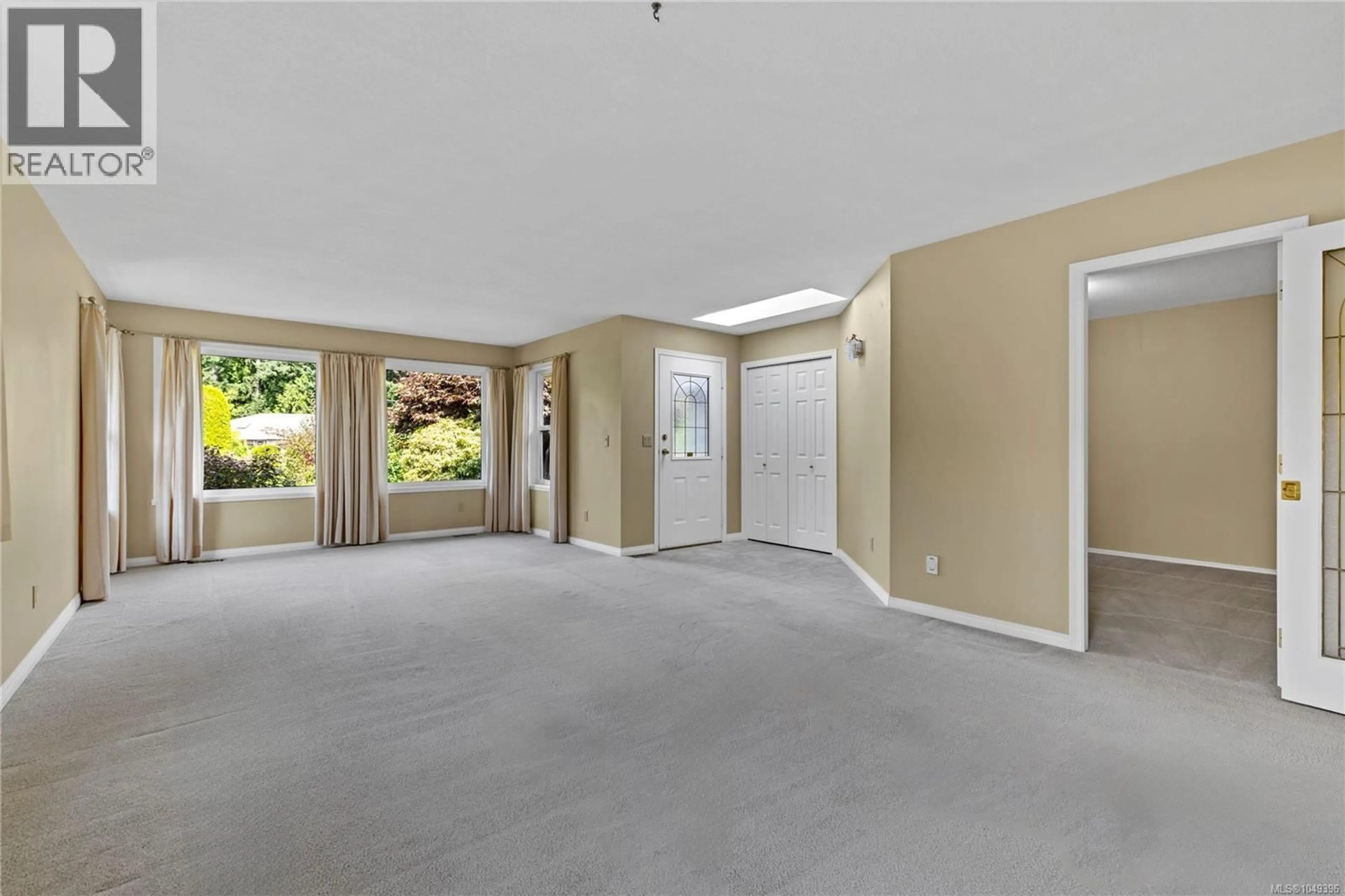 Indoor foyer for 662 REDWOOD DRIVE, Qualicum Beach British Columbia V9K1A2