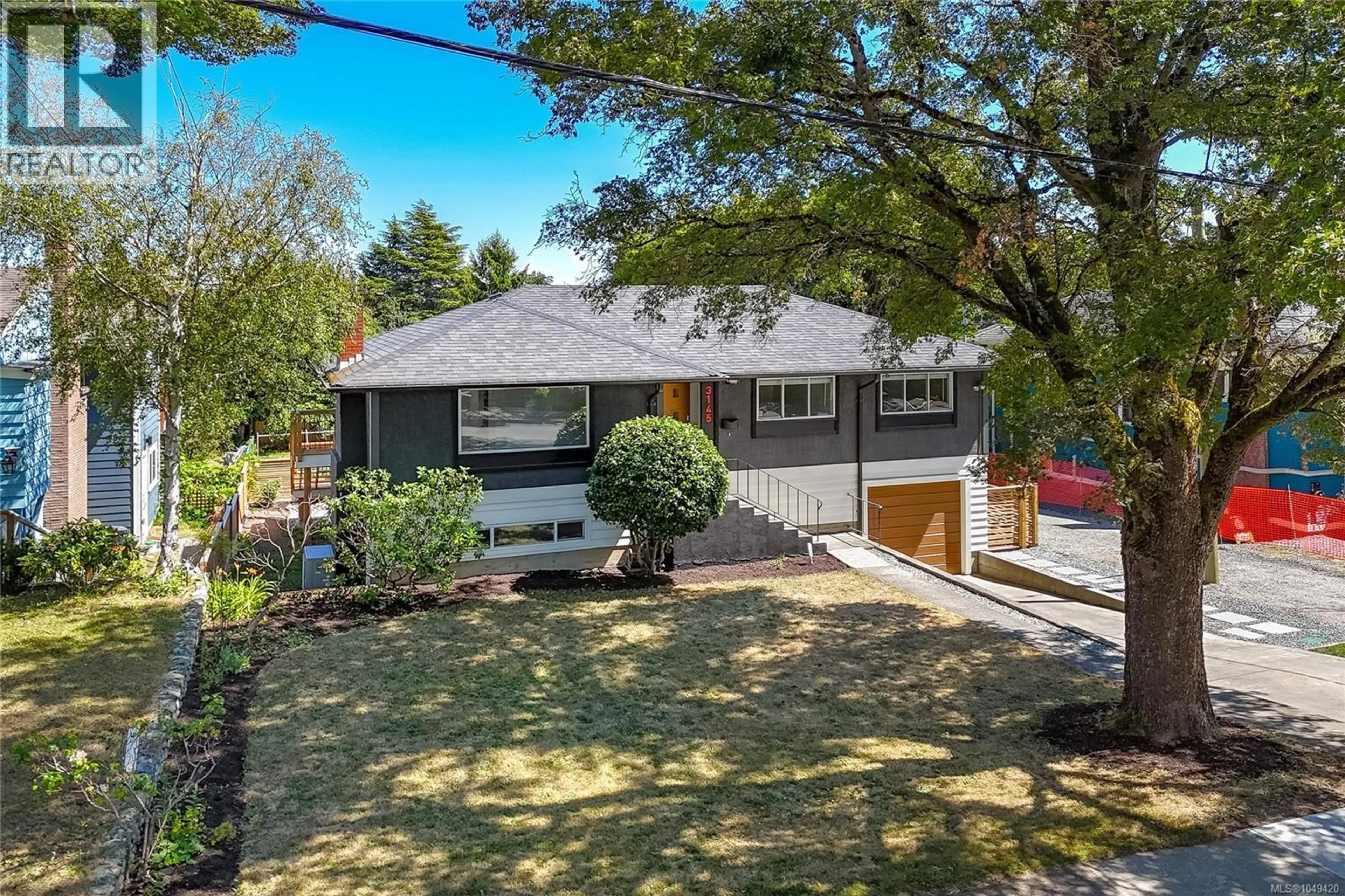 A pic from outside/outdoor area/front of a property/back of a property/a pic from drone, street for 3145 BALFOUR AVENUE, Victoria British Columbia V9A1R9