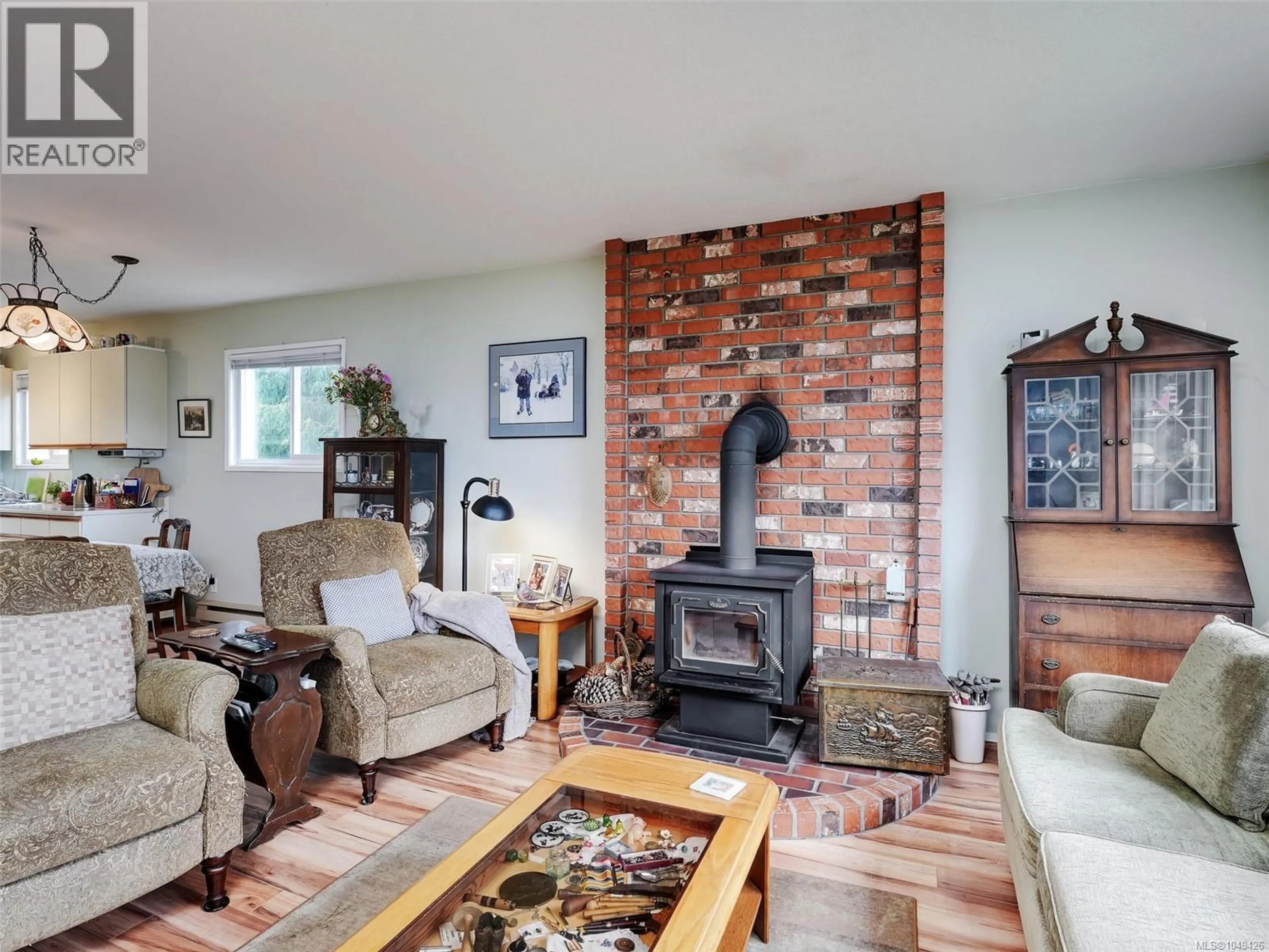 Living room with furniture, unknown for 2045 WINMEADOW PLACE, Sidney British Columbia V8L4S3