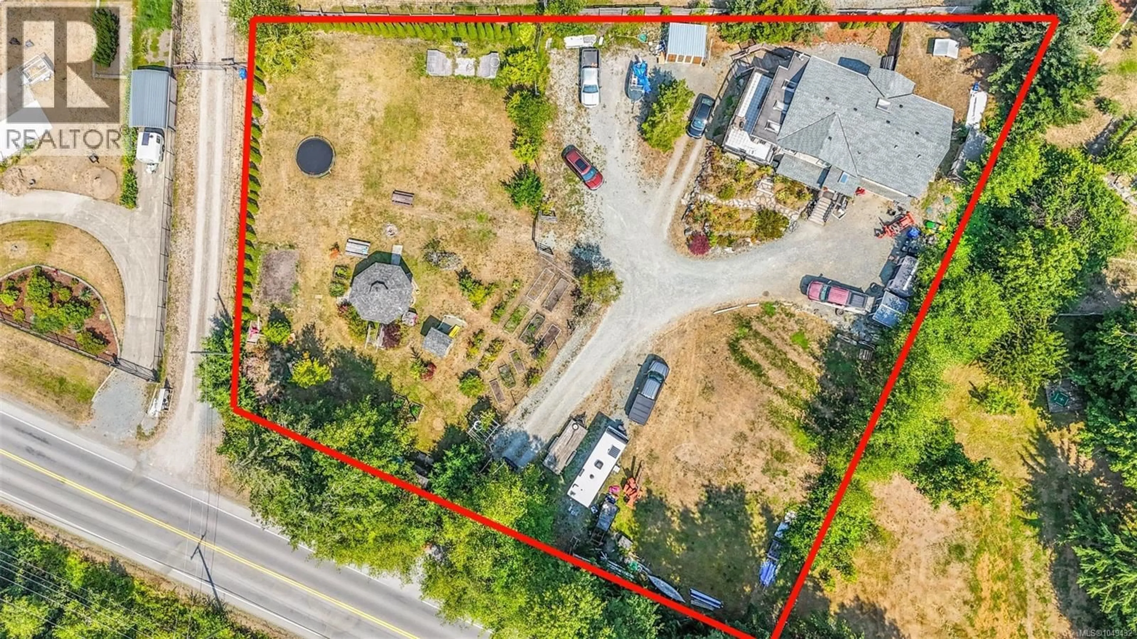 A pic from outside/outdoor area/front of a property/back of a property/a pic from drone, street for 877 HUTCHINSON ROAD, Cobble Hill British Columbia V0R1L0