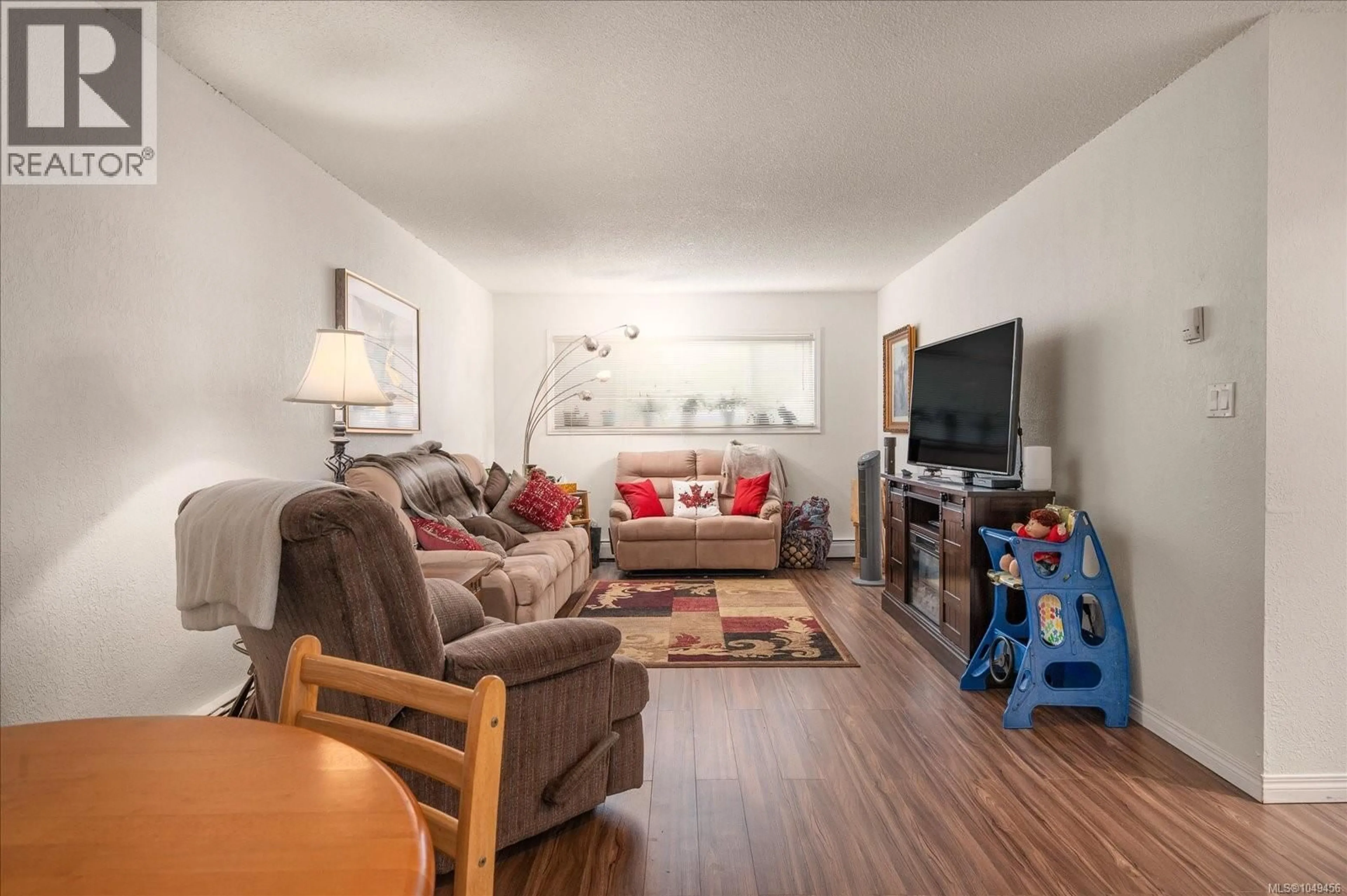 Living room with furniture, wood/laminate floor for 112 - 218 BAYVIEW AVENUE, Ladysmith British Columbia V9G1S9
