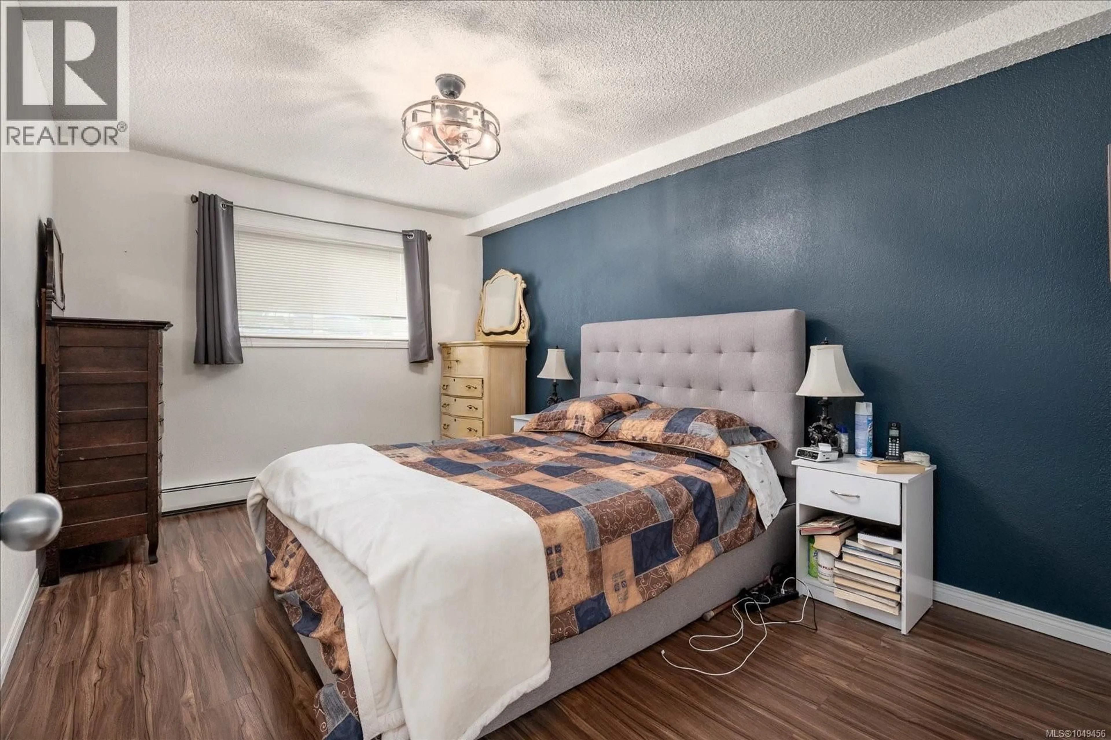 Bedroom with bed, wood/laminate floor for 112 - 218 BAYVIEW AVENUE, Ladysmith British Columbia V9G1S9