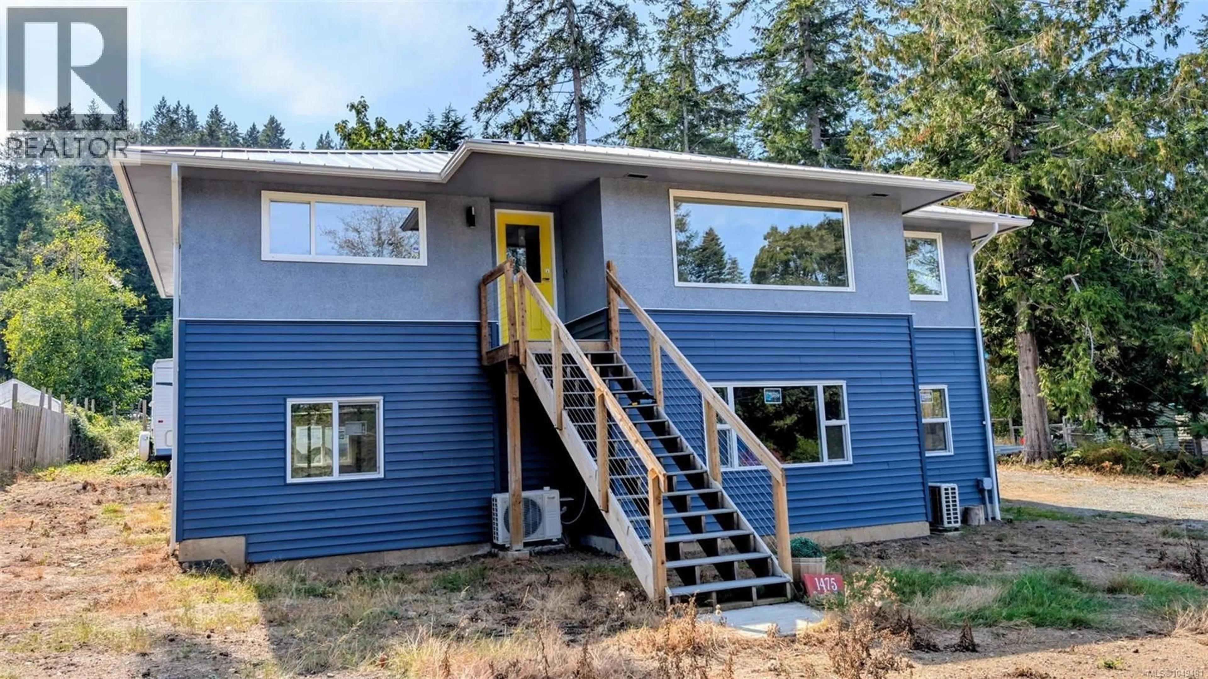 Home with vinyl exterior material, building for 1475 TOWN-HO END, Gabriola Island British Columbia V0R1X5