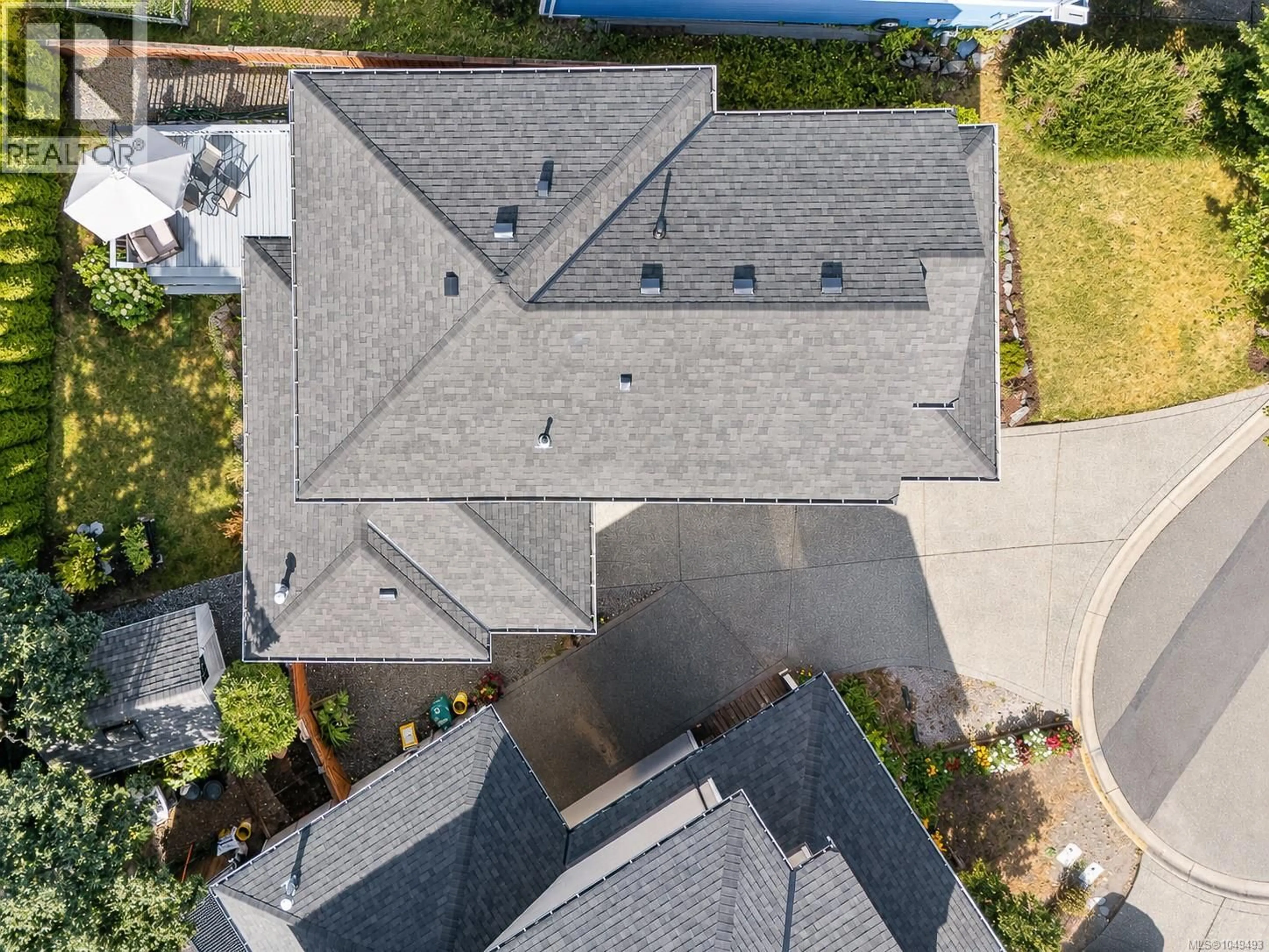 A pic from outside/outdoor area/front of a property/back of a property/a pic from drone, street for 23 NEWSTEAD CRESCENT, View Royal British Columbia V9B6L4