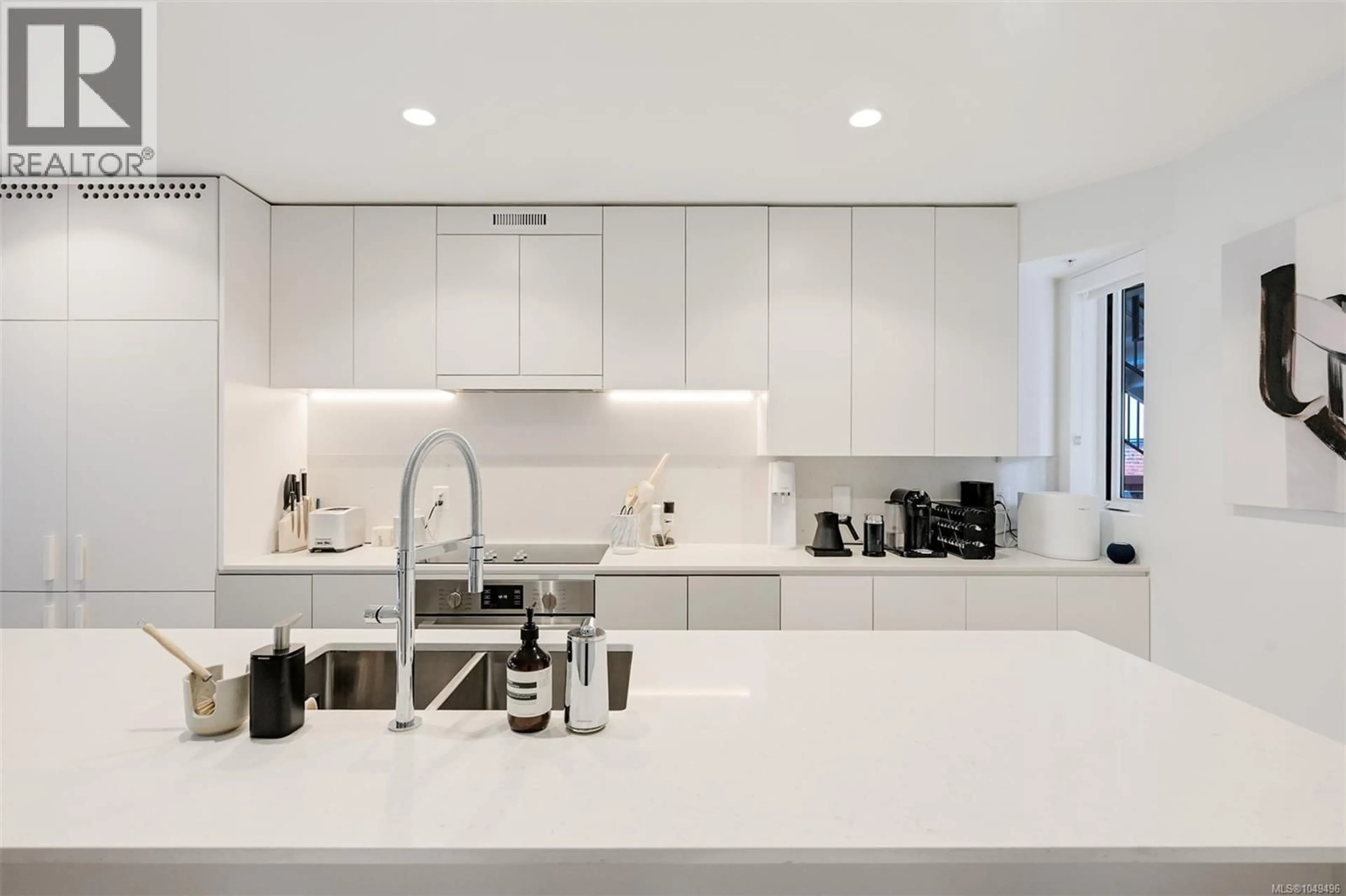 Contemporary kitchen, ceramic/tile floor for 204 - 430 PARRY STREET, Victoria British Columbia V8V2H7