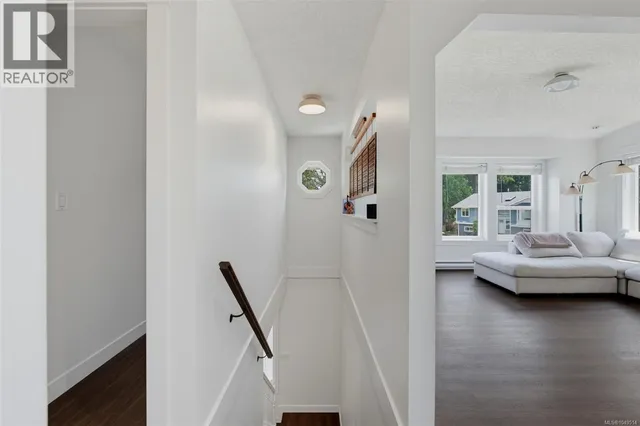 2962 GLADESON LANE, Colwood 5
