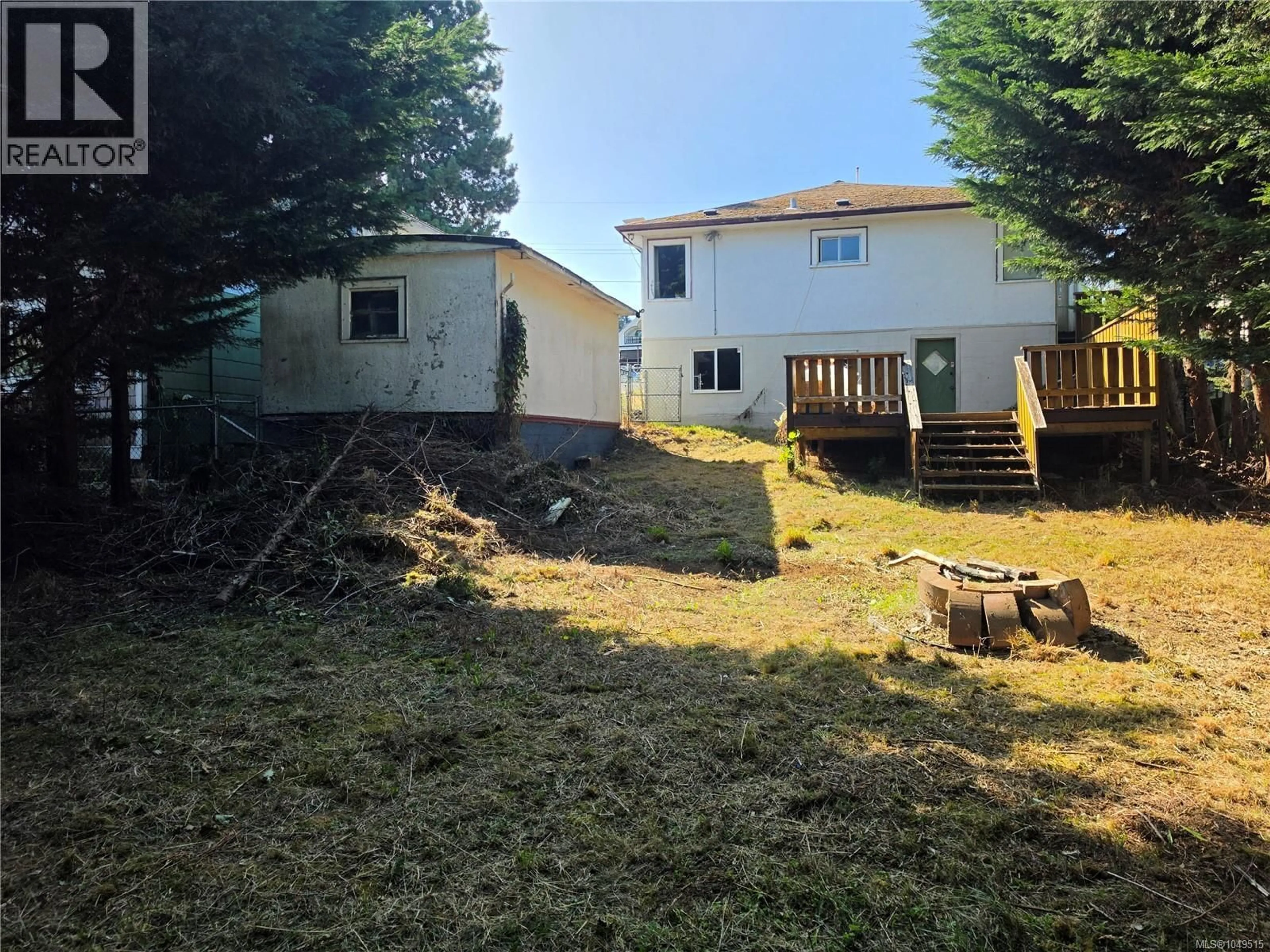 A pic from outside/outdoor area/front of a property/back of a property/a pic from drone, unknown for 315 VIEW STREET, Nanaimo British Columbia V9R4N8