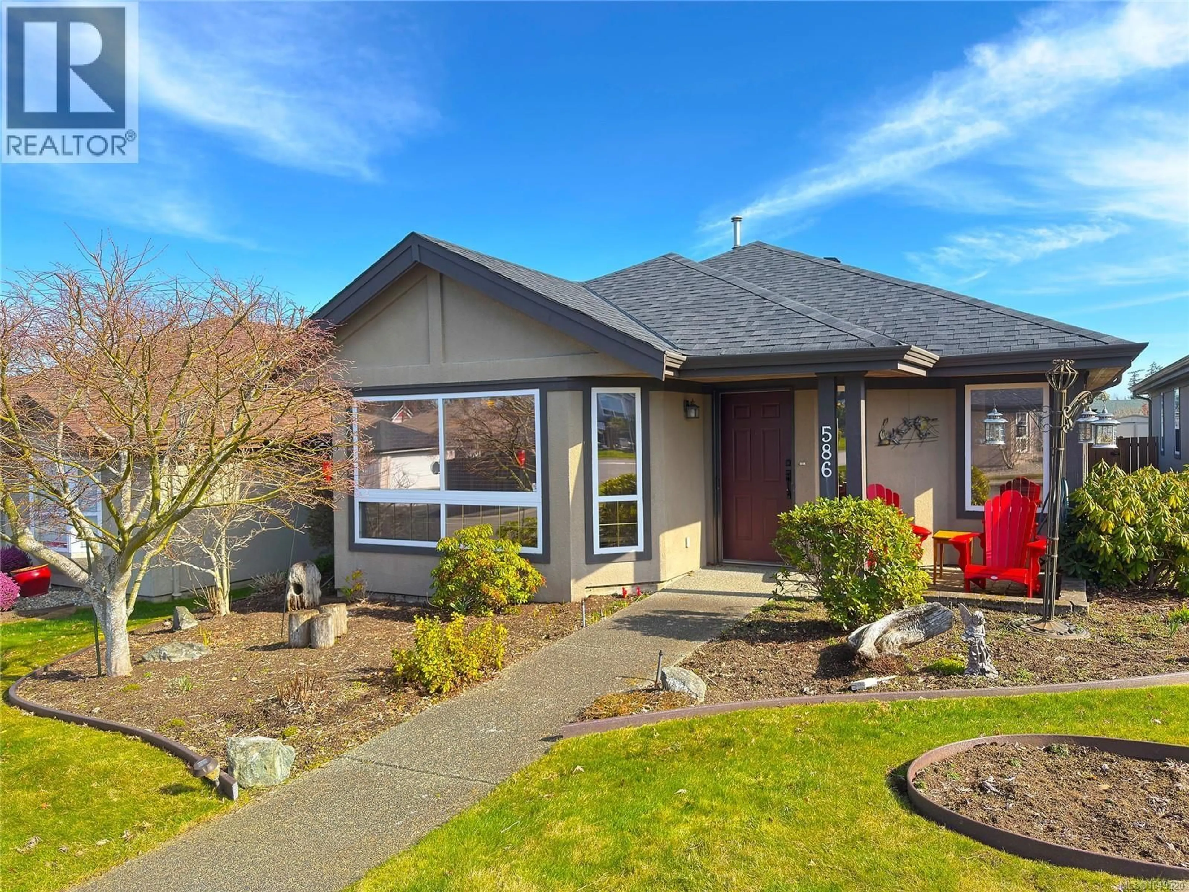 Home with vinyl exterior material, street for 586 HAMPSTEAD STREET, Parksville British Columbia V9P2T7