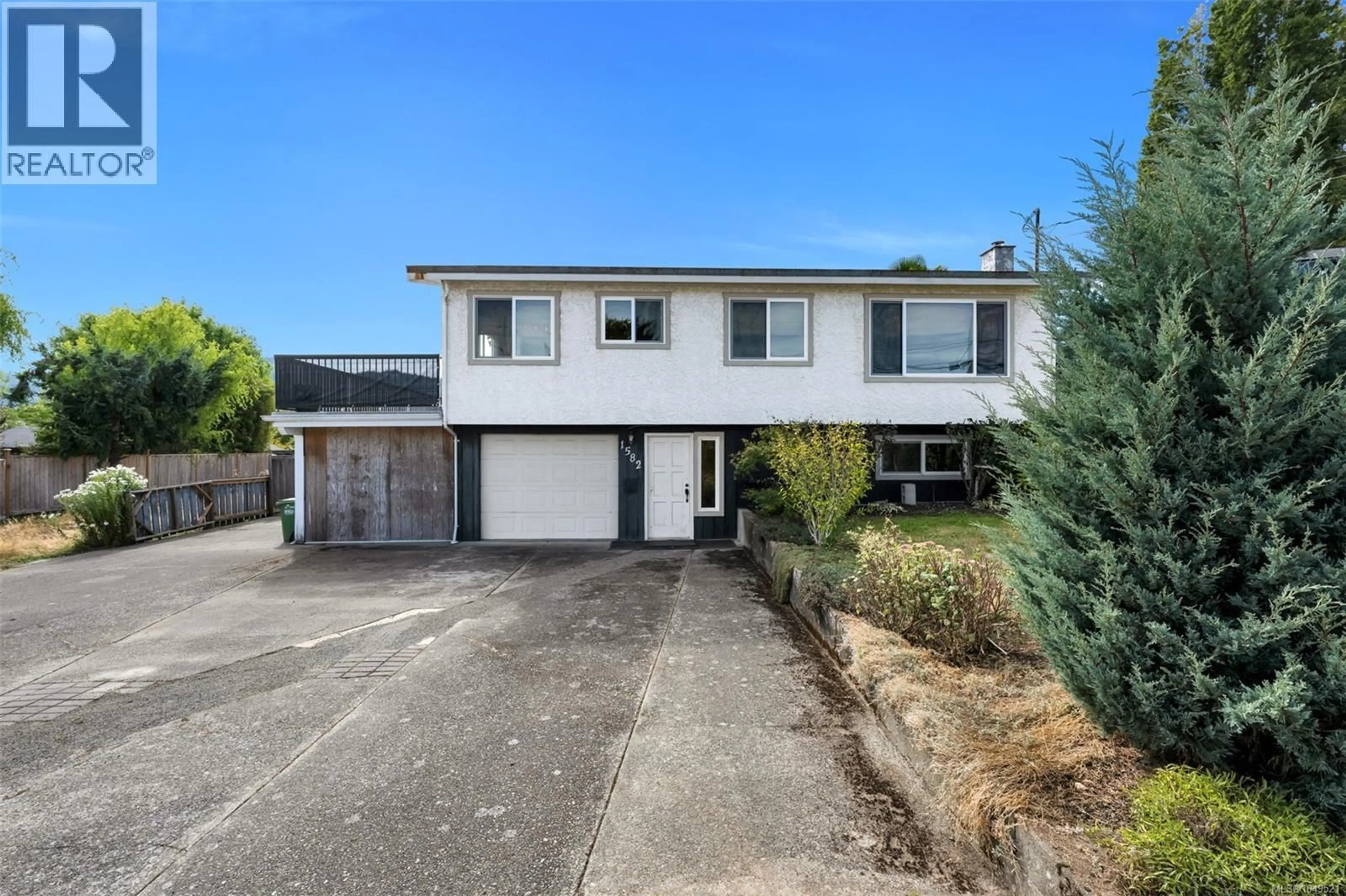 A pic from outside/outdoor area/front of a property/back of a property/a pic from drone, street for 1582 ROBERT STREET, Crofton British Columbia V0R1R0