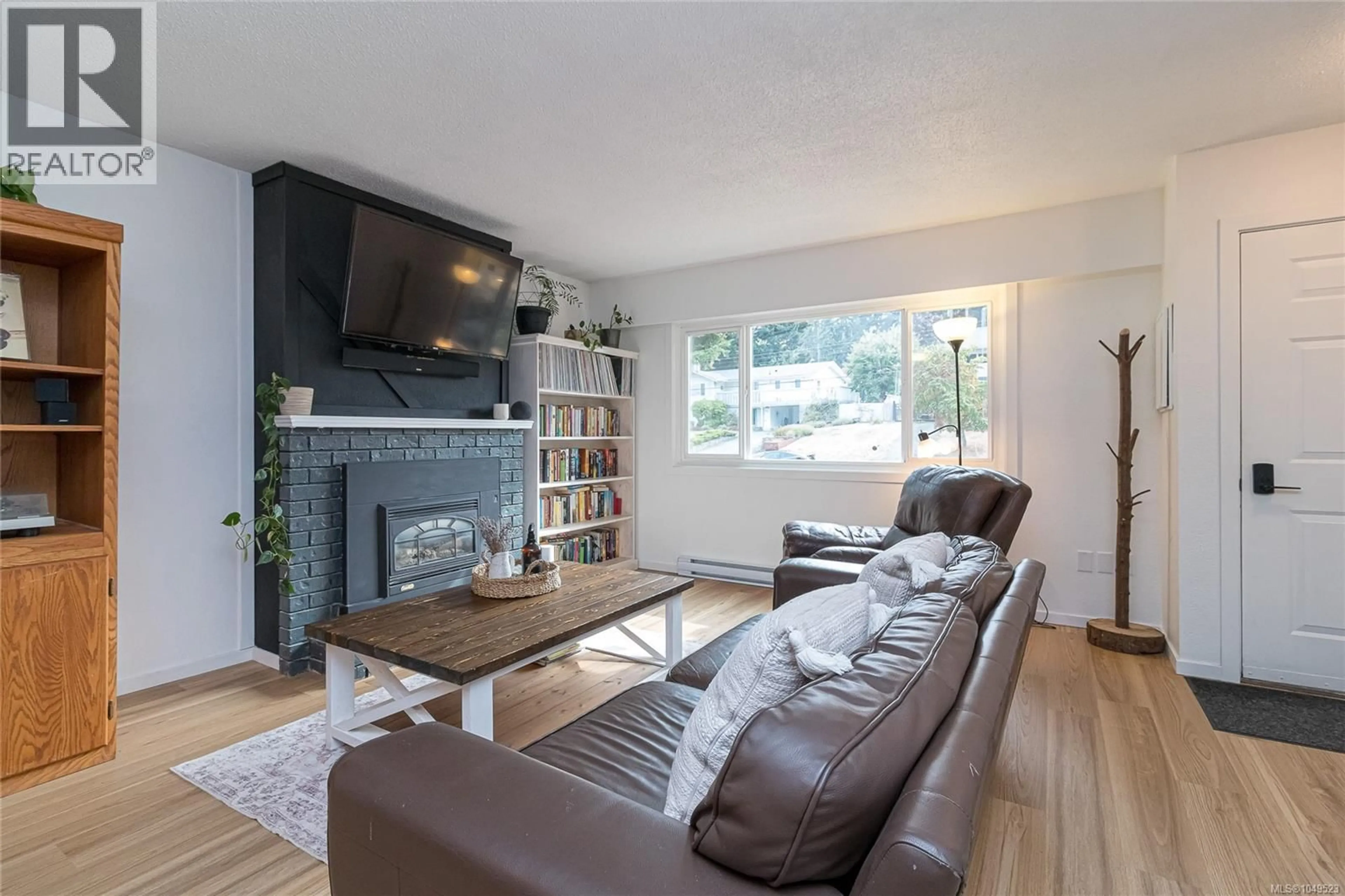 Living room with furniture, wood/laminate floor for A - 416 GAMBLE PLACE, Colwood British Columbia V9B2R1