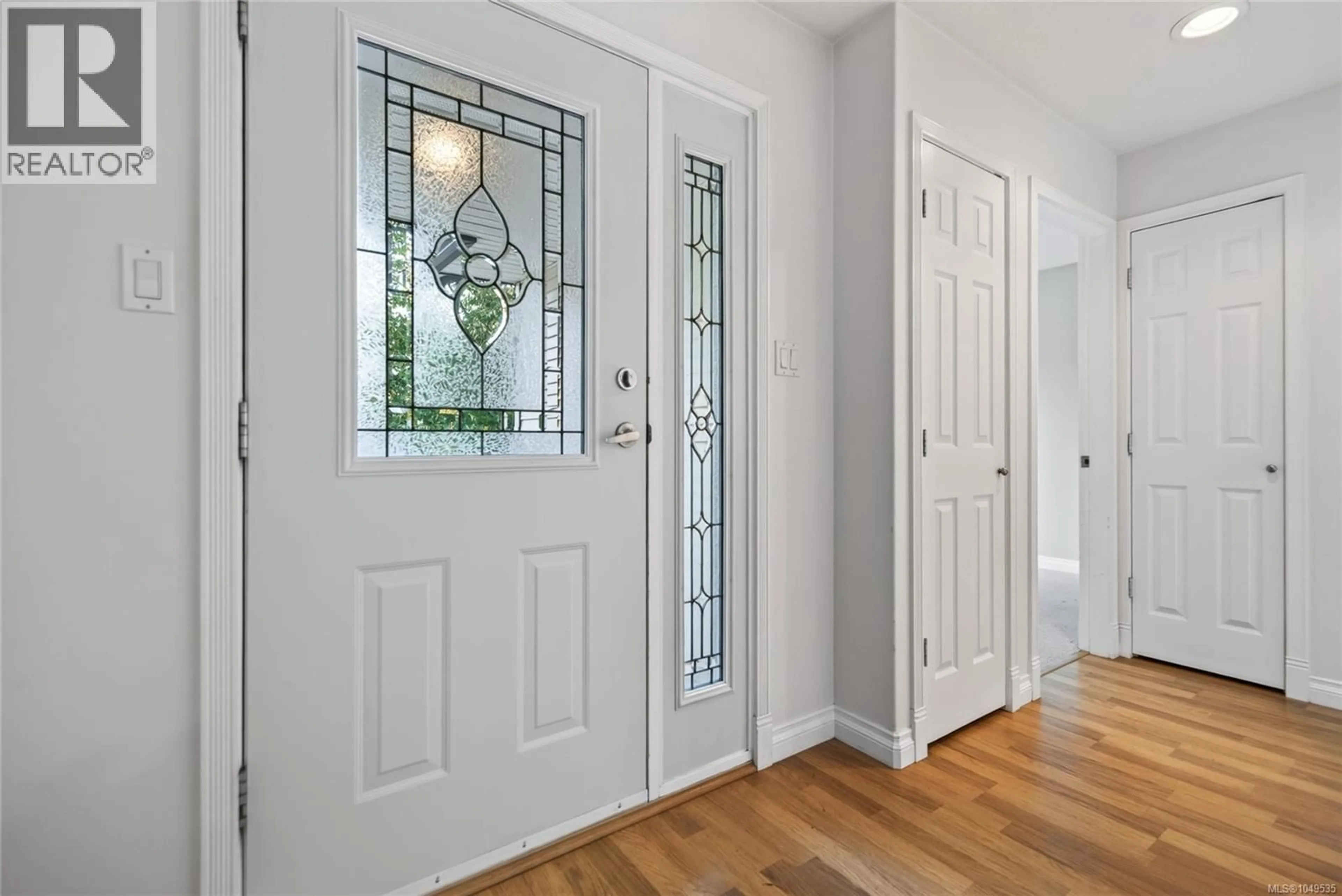 Indoor entryway for 2729 KENDAL AVENUE, Cumberland British Columbia V0R1S0