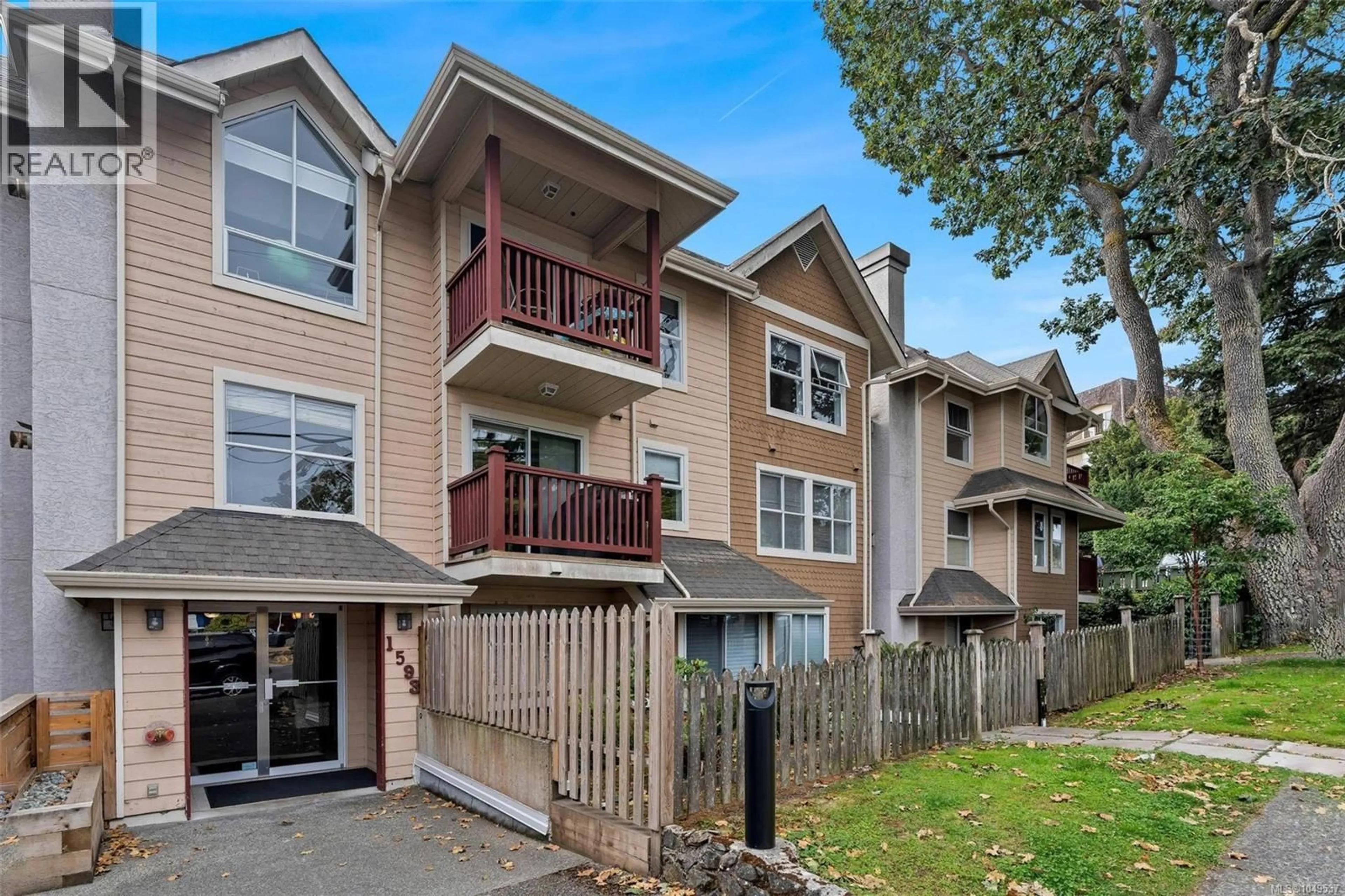 Unknown for 305 - 1593 BEGBIE STREET, Victoria British Columbia V8R1K9