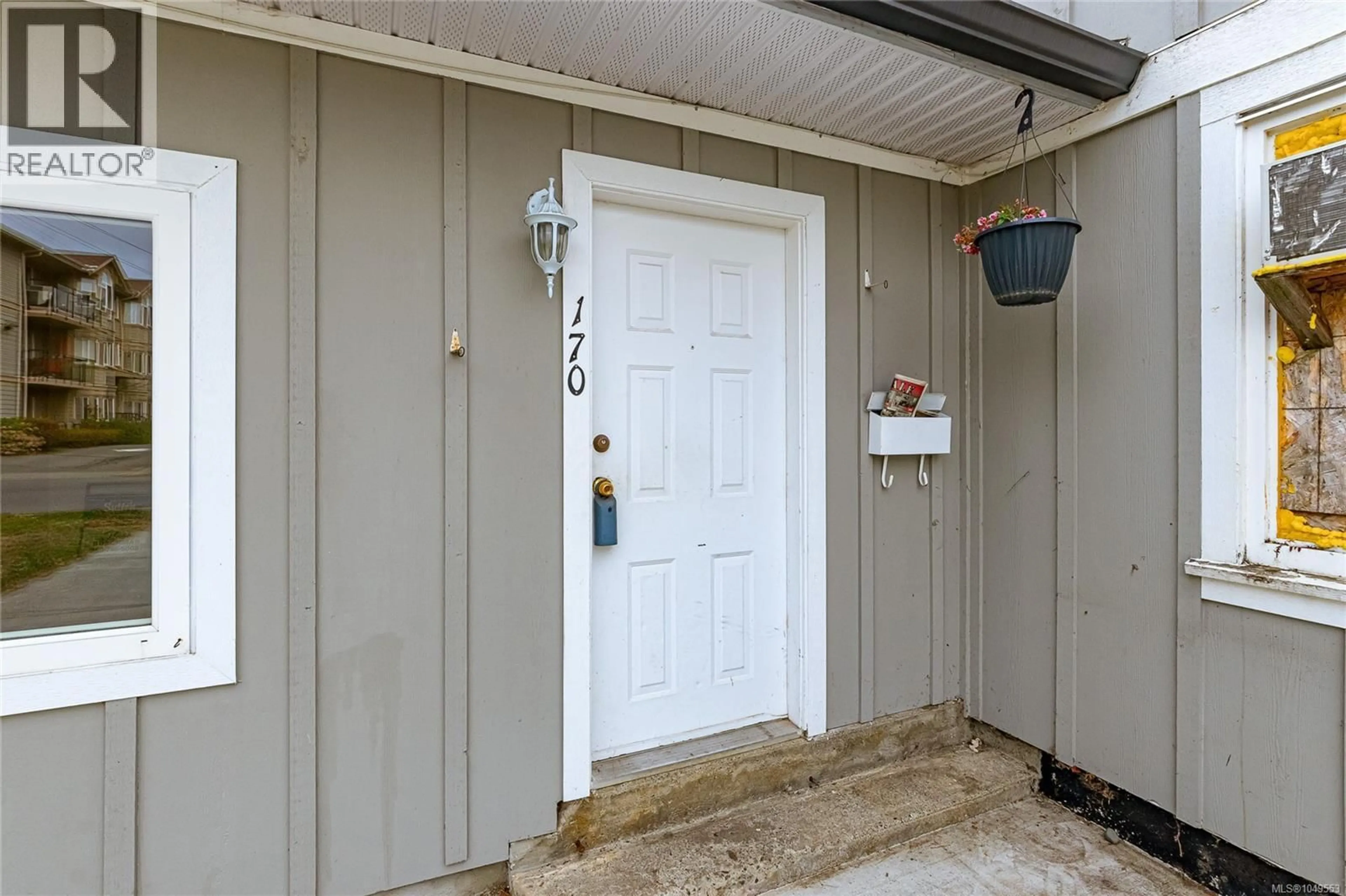 Indoor entryway for 160 MCKINSTRY ROAD, Duncan British Columbia V9L3K8